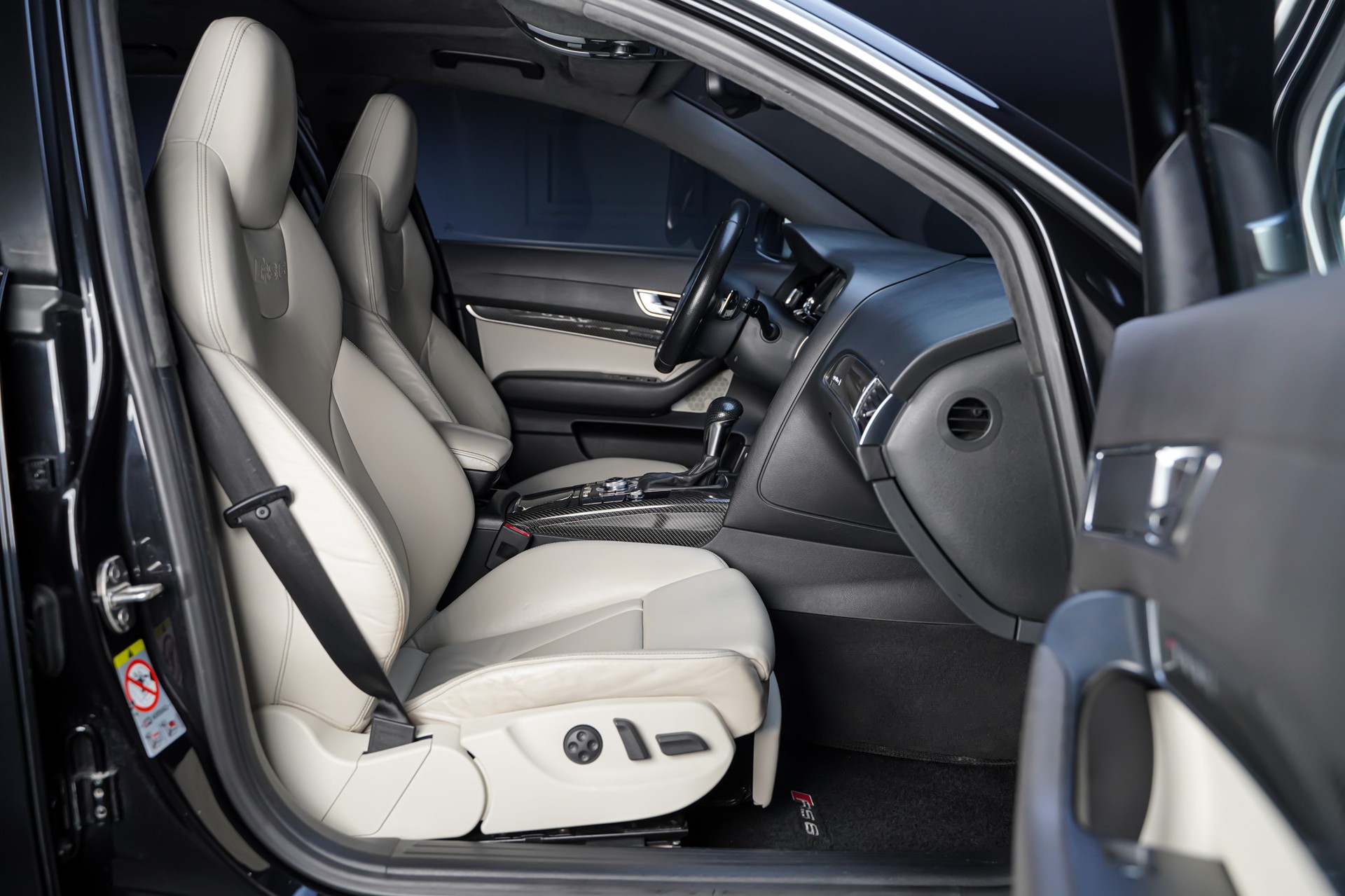 AUDI RS6 Avant 5.0 TFSI V10 quattro tiptronic-image-16