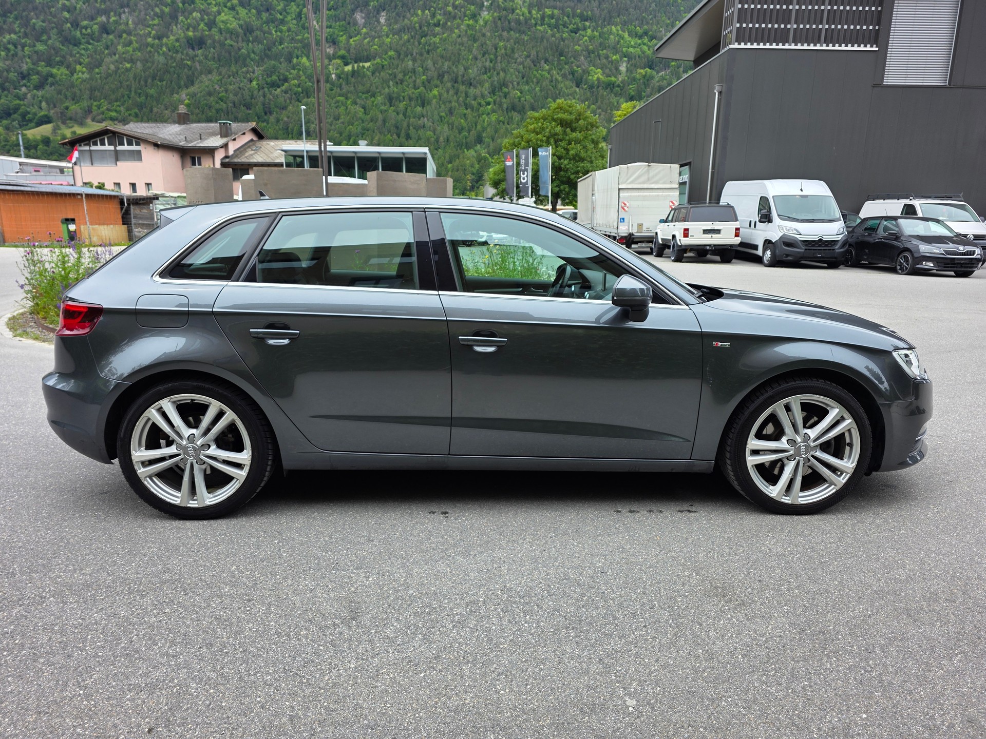 AUDI A3 Sportback 1.8 TFSI Attraction quattro S-tronic-image-5