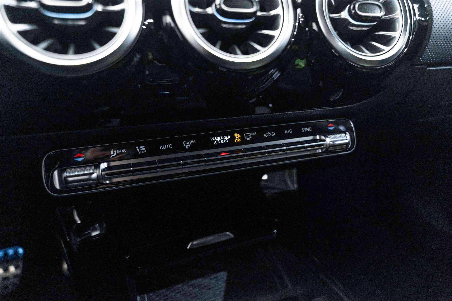 MERCEDES-BENZ CLA Shooting Brake 200 AMG Line Advanced Plus DCT-Automat-image-24
