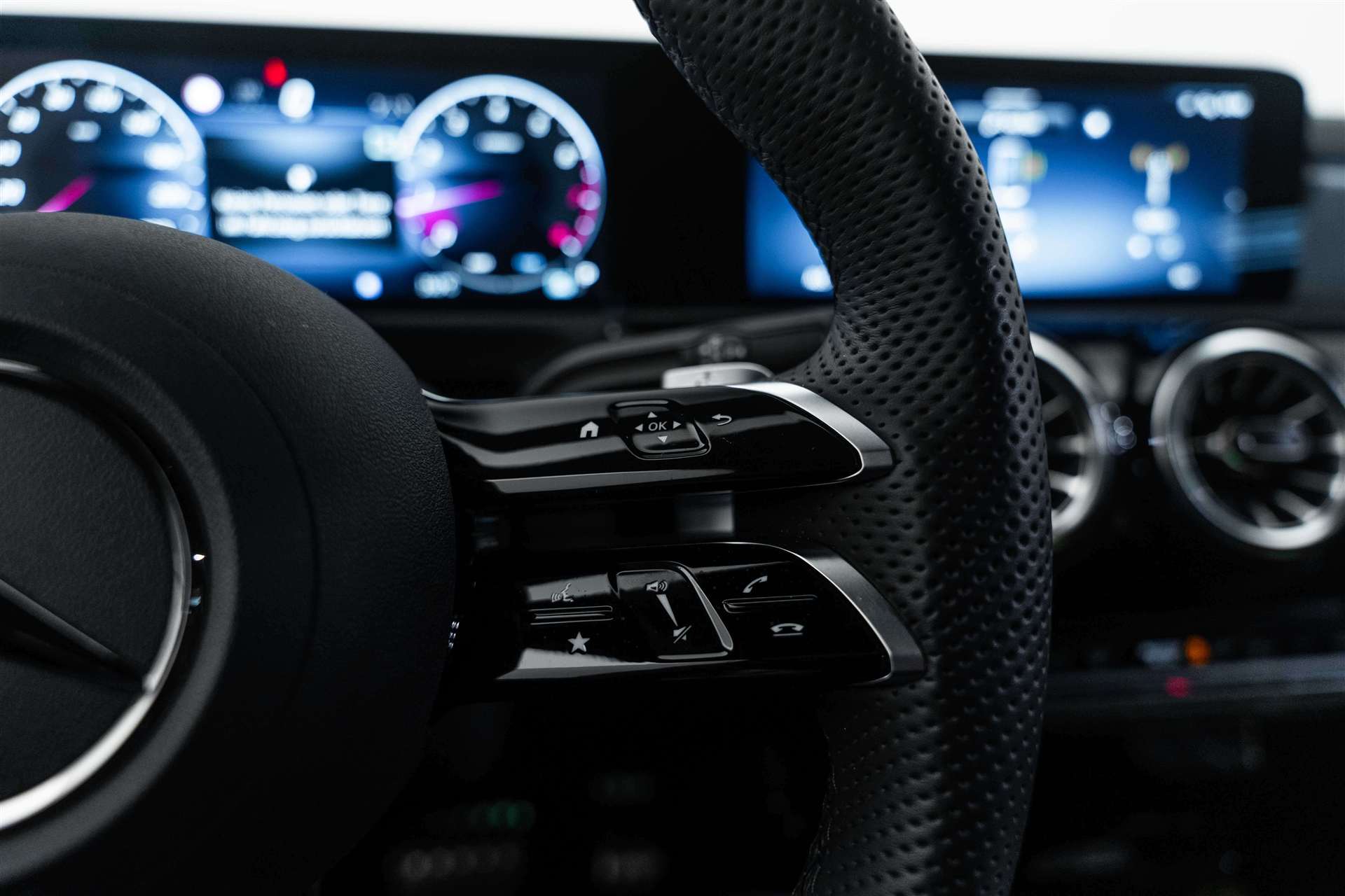 MERCEDES-BENZ CLA Shooting Brake 200 AMG Line Advanced Plus DCT-Automat-image-16