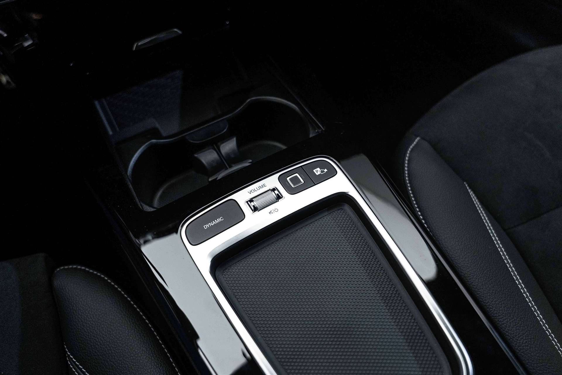 MERCEDES-BENZ CLA Shooting Brake 200 AMG Line Advanced Plus DCT-Automat-image-25