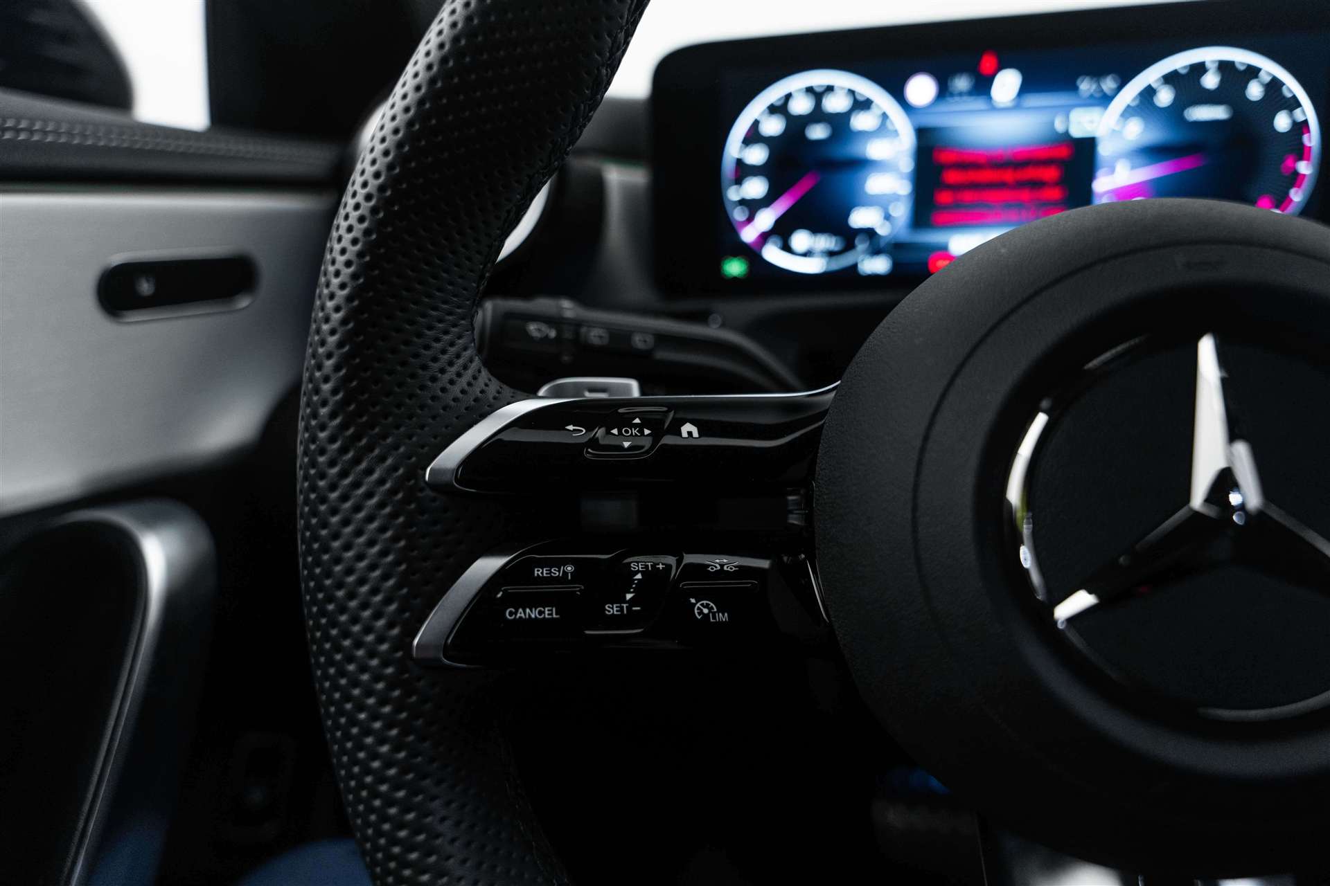 MERCEDES-BENZ CLA Shooting Brake 200 AMG Line Advanced Plus DCT-Automat-image-15