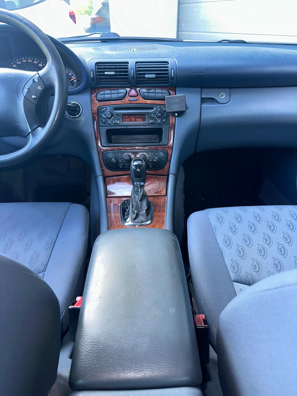 MERCEDES-BENZ C 220 CDI Classic-image-8