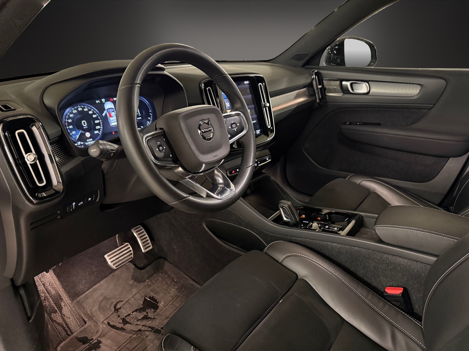 VOLVO XC40 T4 TwE R-Design DCT-image-9