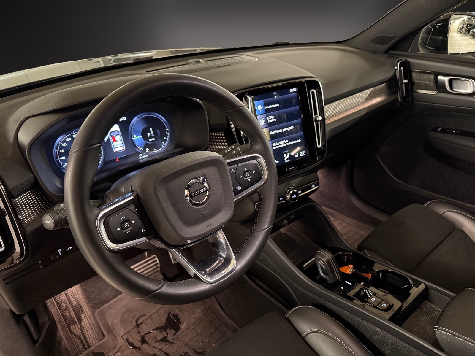 VOLVO XC40 T4 TwE R-Design DCT-image-8