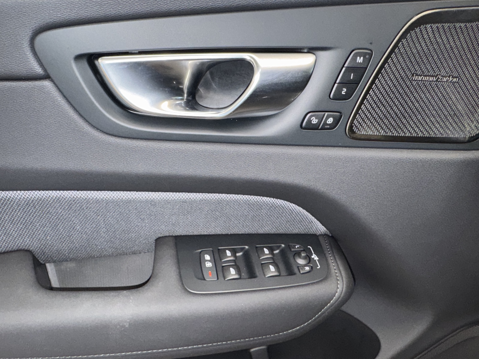 VOLVO XC60 2.0 T8 TE Black Edition eAWD-image-10