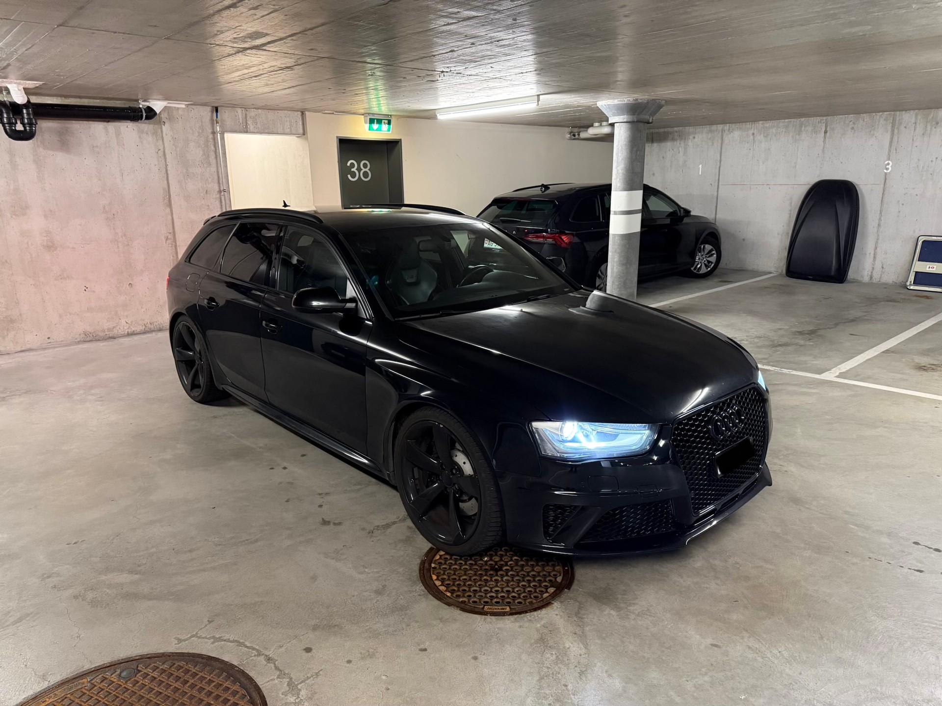 AUDI 4.2 V8 FSI quattro S-Tronic-image-1