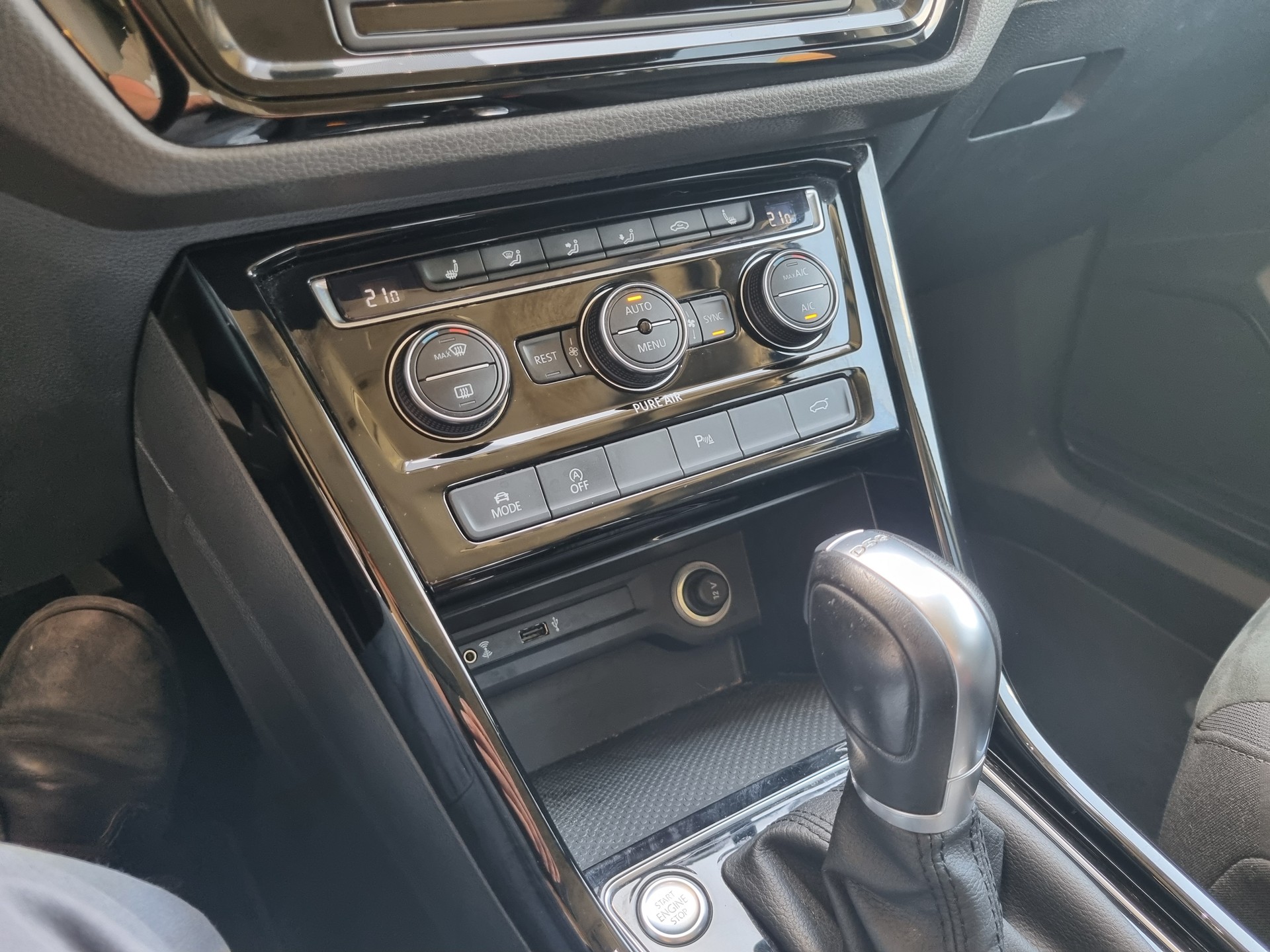 VW Touran 1.8 TSI BlueMotion Technology Highline DSG-image-16