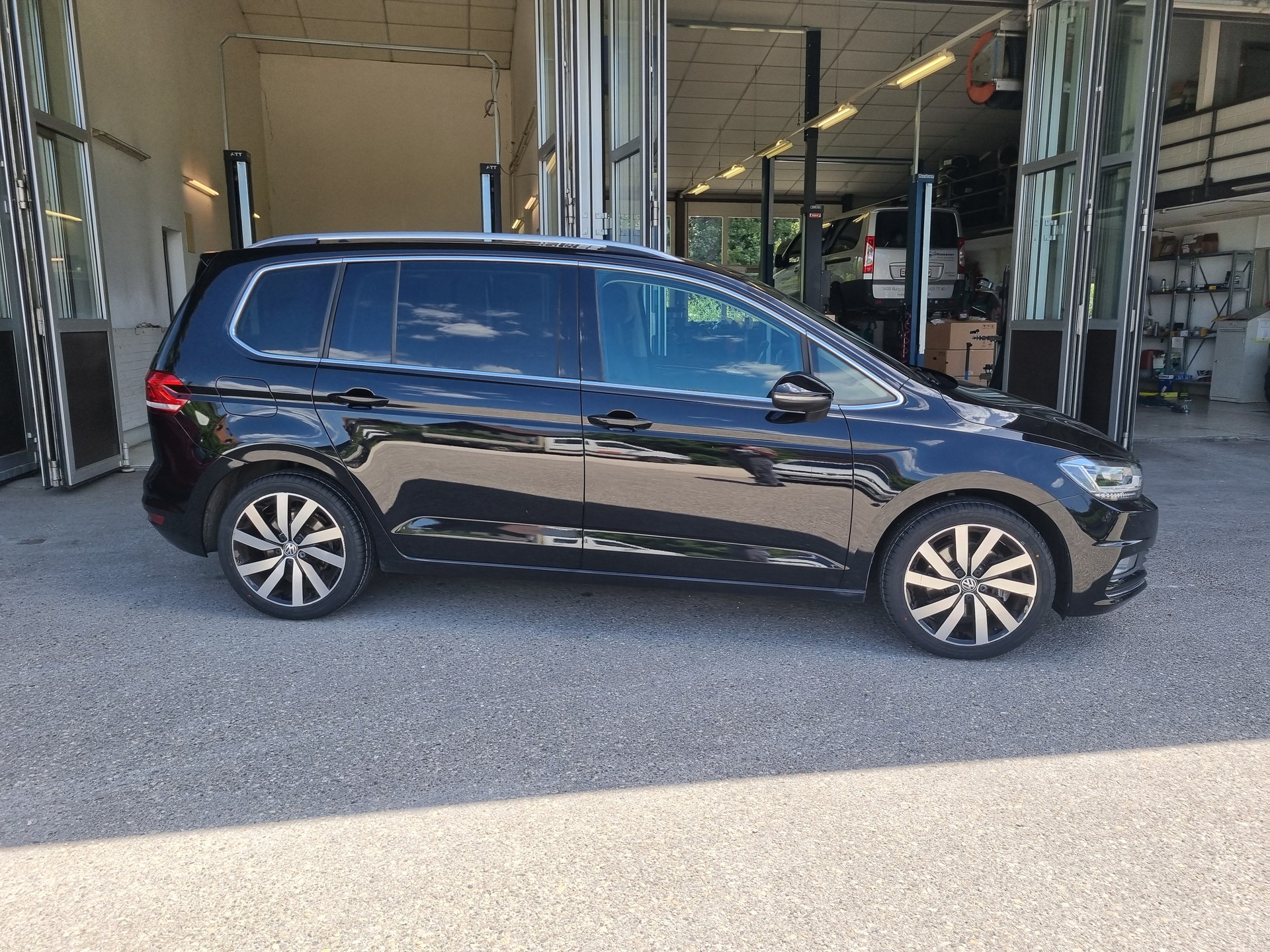 VW Touran 1.8 TSI BlueMotion Technology Highline DSG-image-2