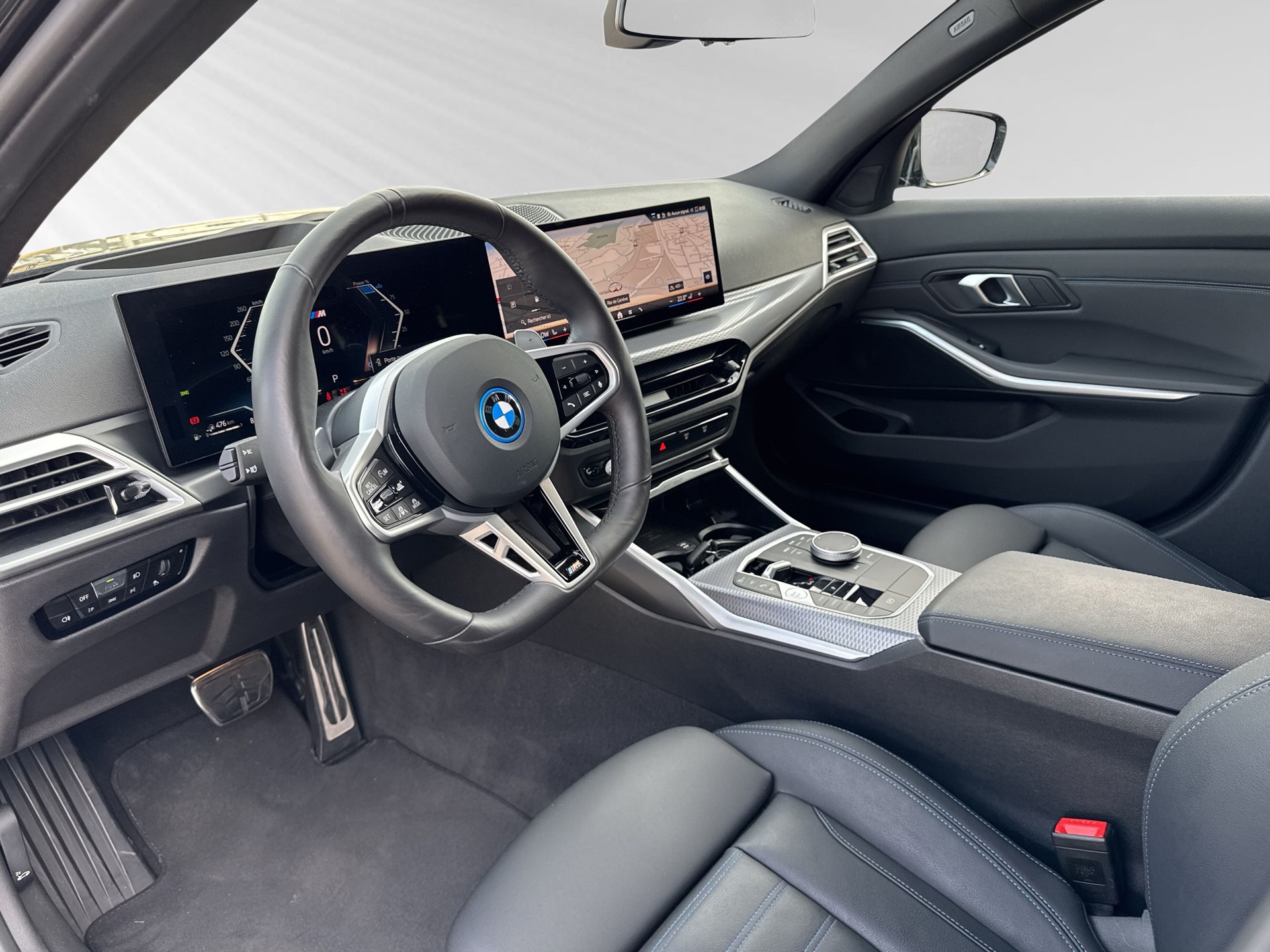 BMW 330e x DriveTouring Steptronic M Sport-showroom-element-3