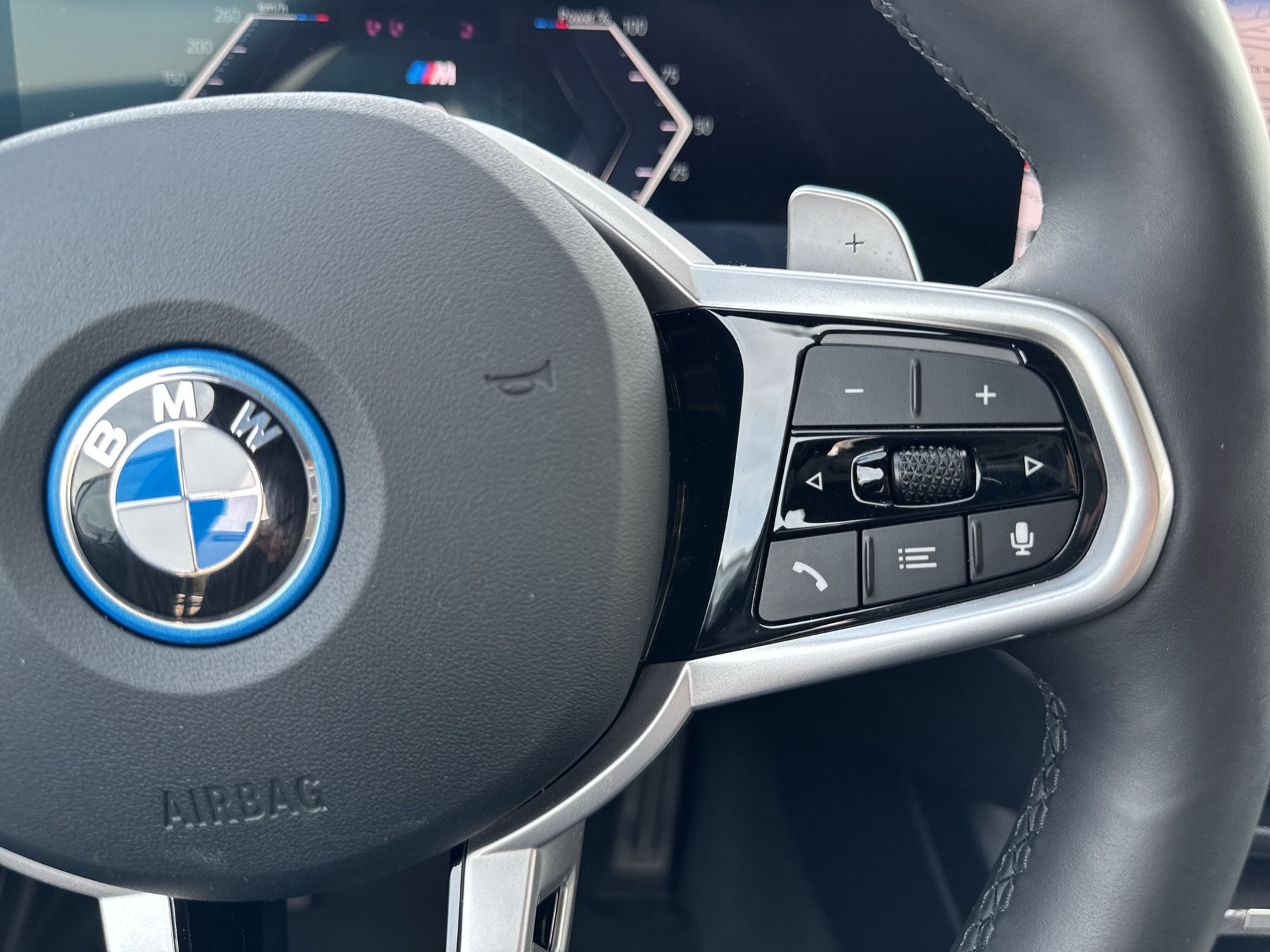 BMW 330e x DriveTouring Steptronic M Sport-image-15