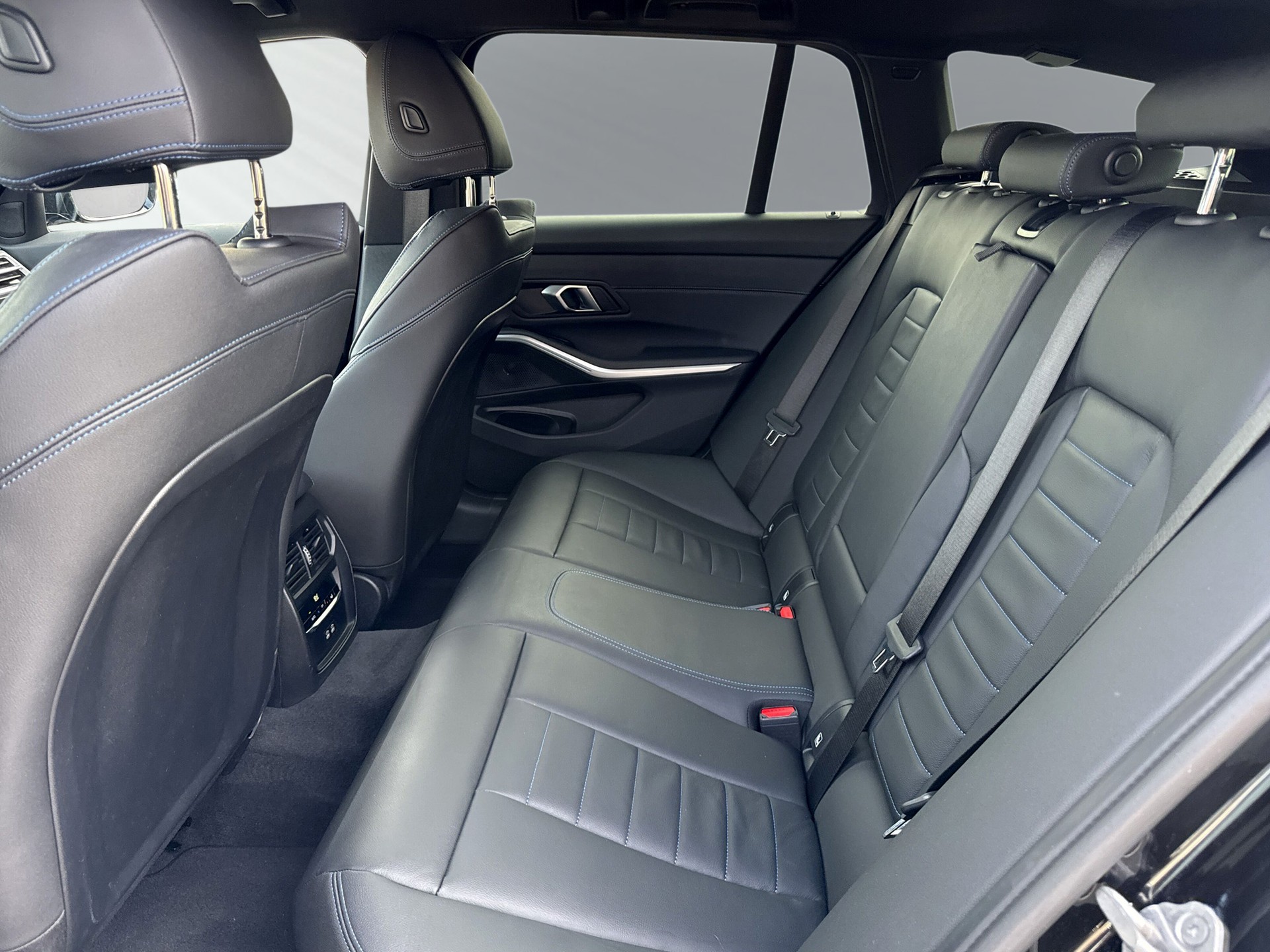 BMW 330e x DriveTouring Steptronic M Sport-image-6