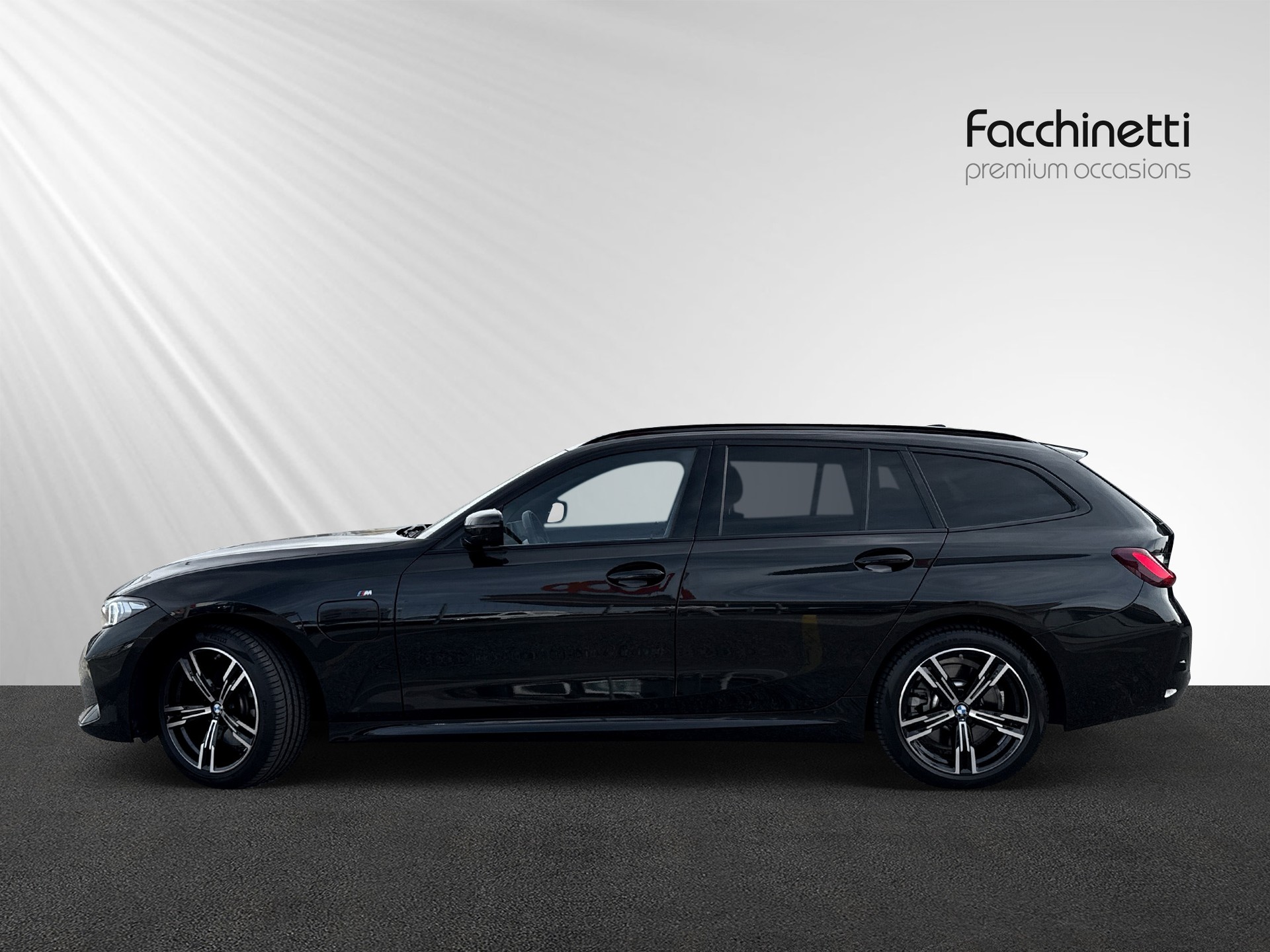 BMW 330e x DriveTouring Steptronic M Sport-showroom-element-1