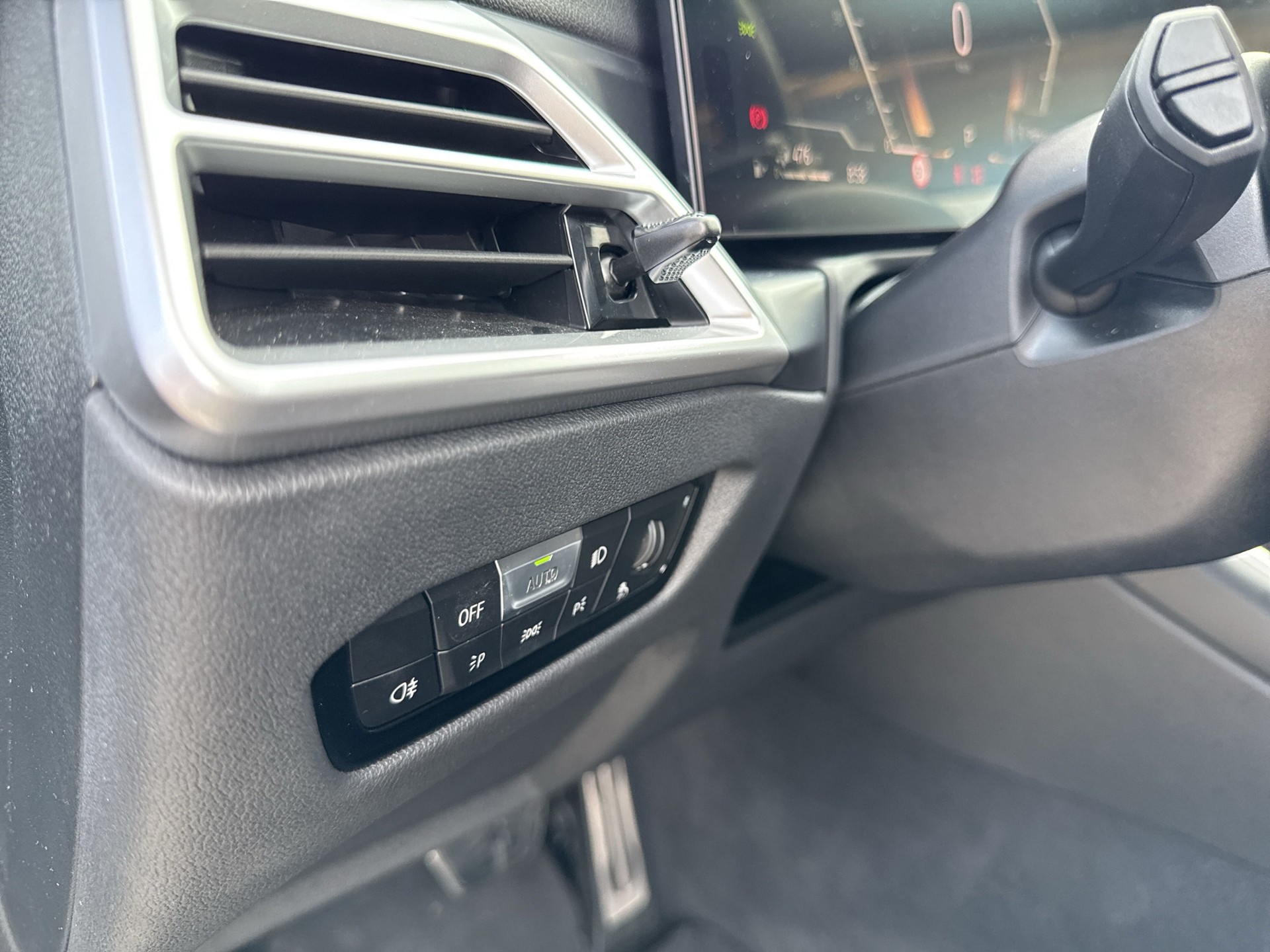 BMW 330e x DriveTouring Steptronic M Sport-image-19