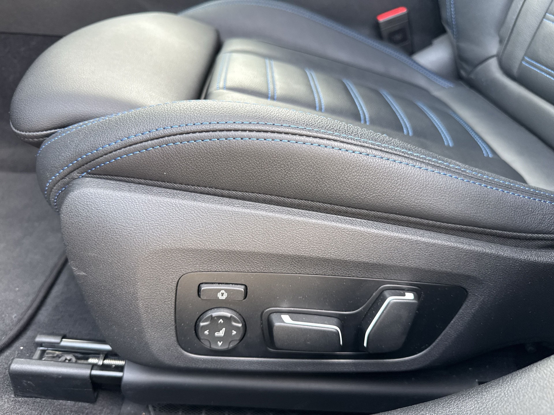 BMW 330e x DriveTouring Steptronic M Sport-image-18