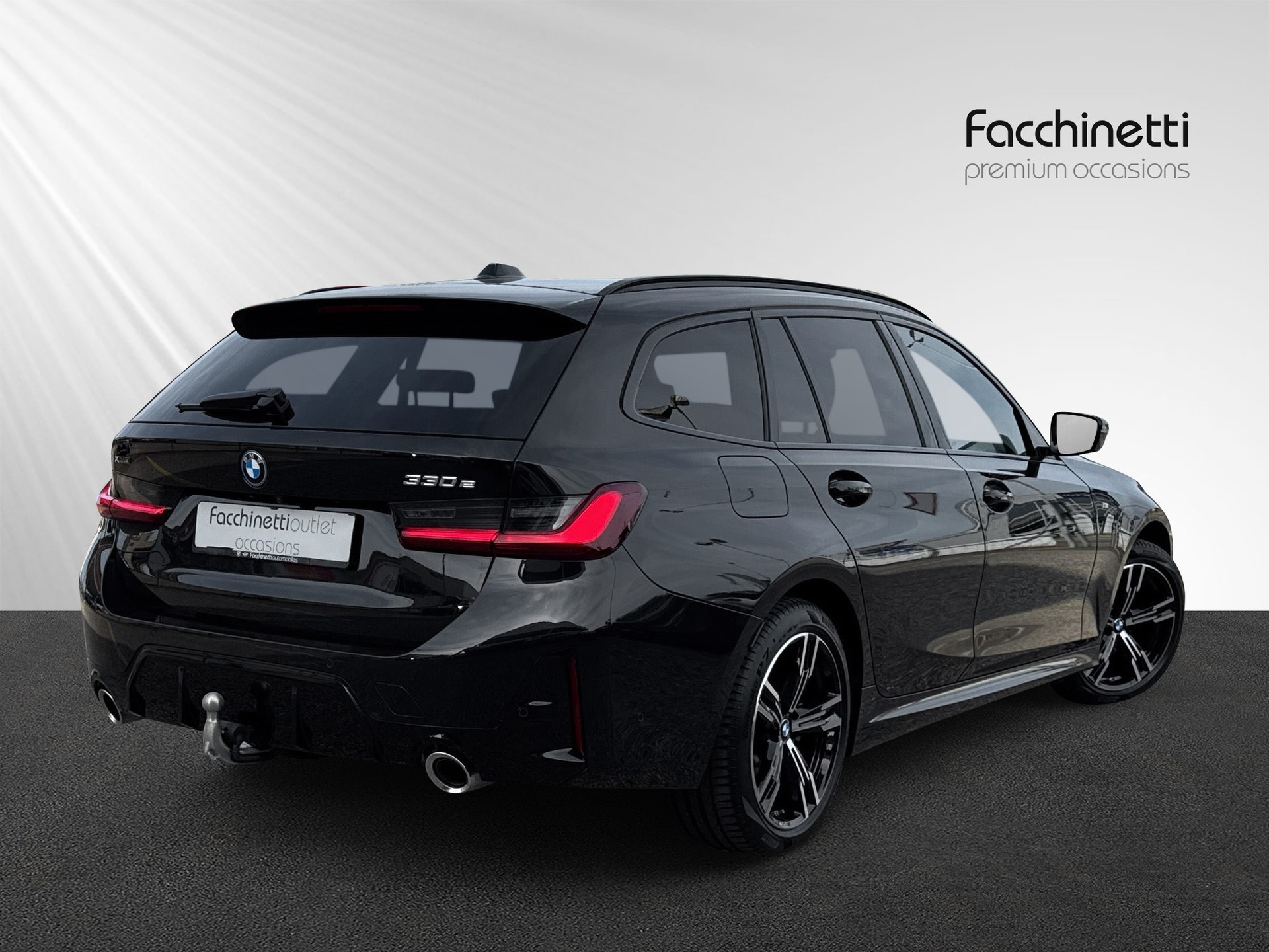 BMW 330e x DriveTouring Steptronic M Sport-showroom-element-2