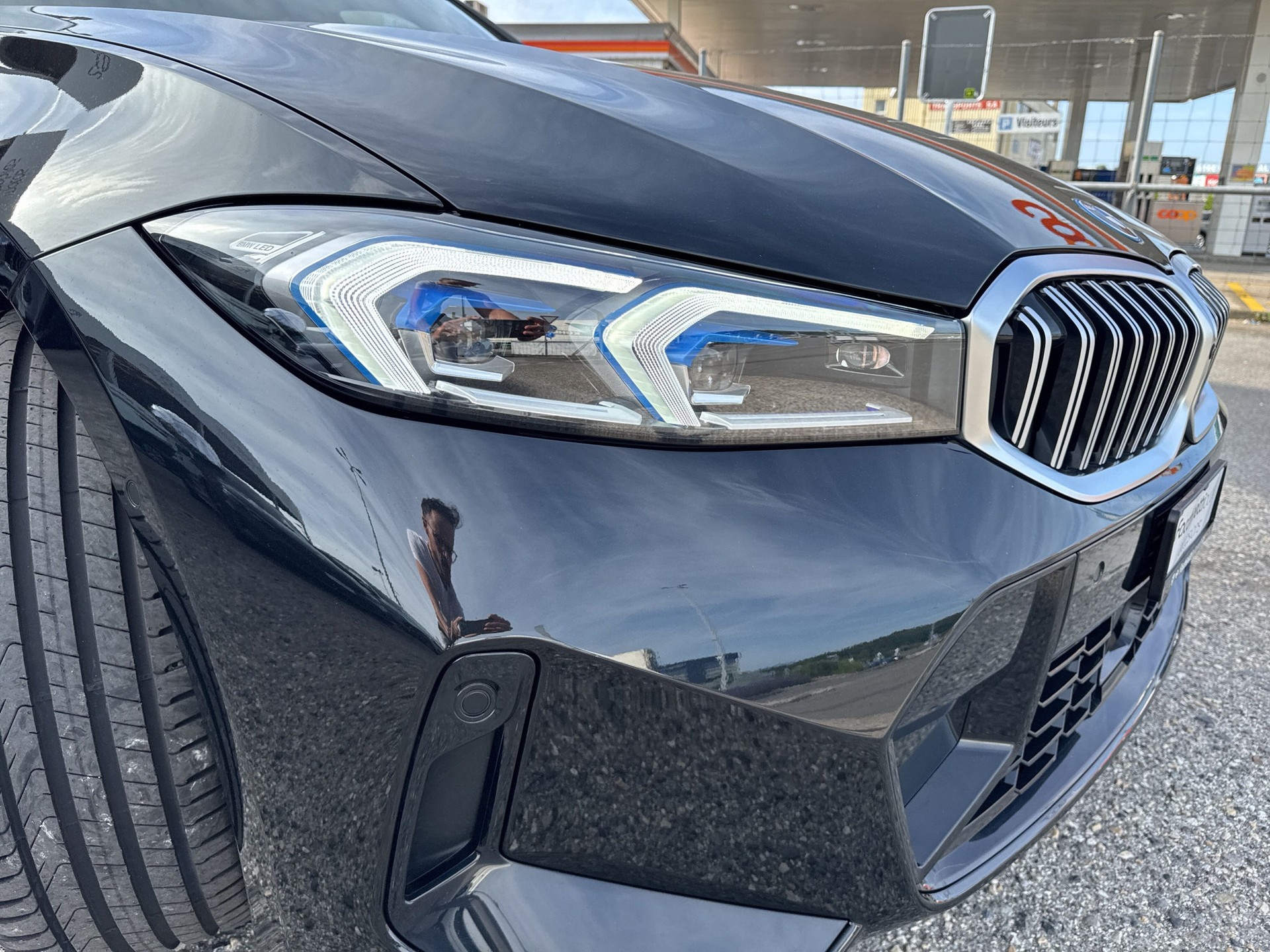 BMW 330e x DriveTouring Steptronic M Sport-image-17