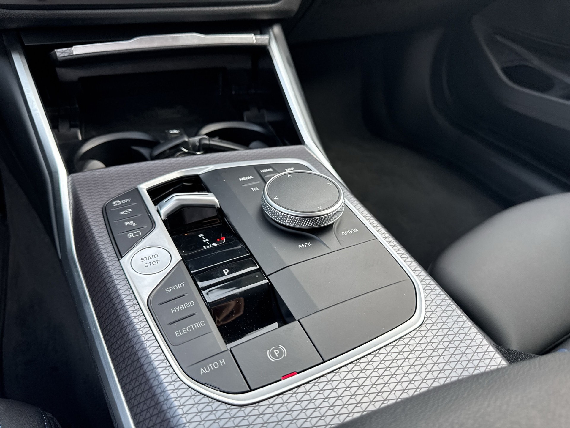 BMW 330e x DriveTouring Steptronic M Sport-image-12