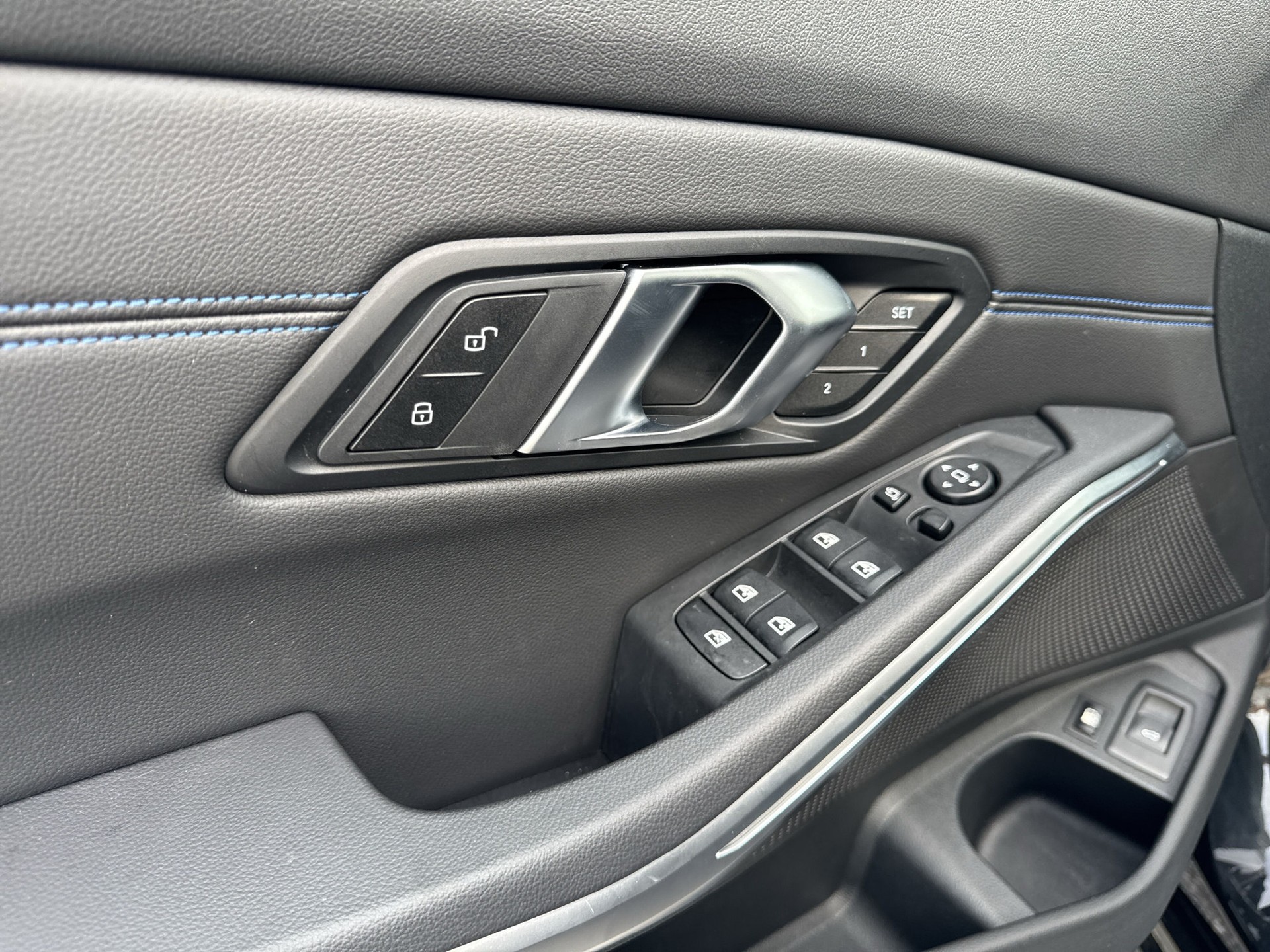 BMW 330e x DriveTouring Steptronic M Sport-image-16