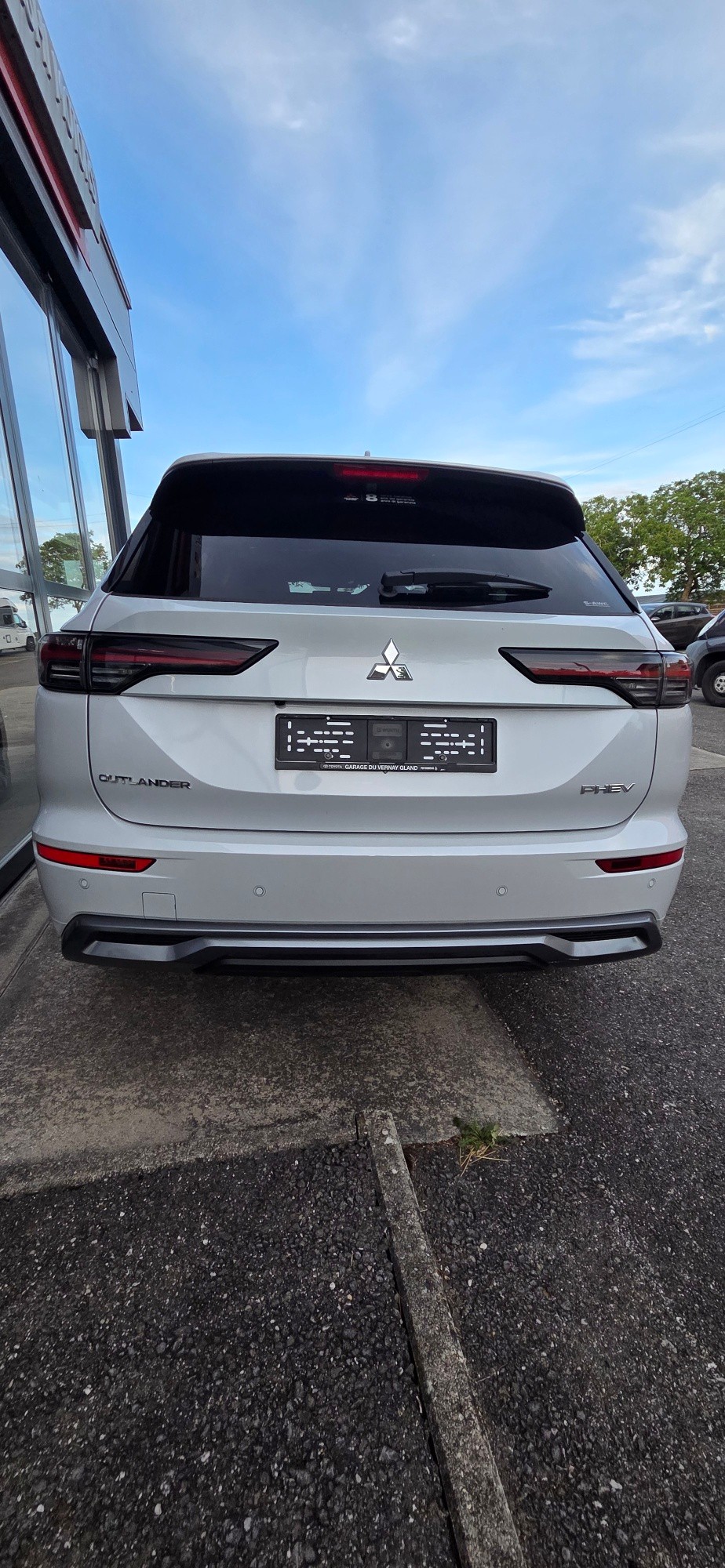 MITSUBISHI Outlander 2.4 PHEV Instyle+ 4WD Automatic-image-3