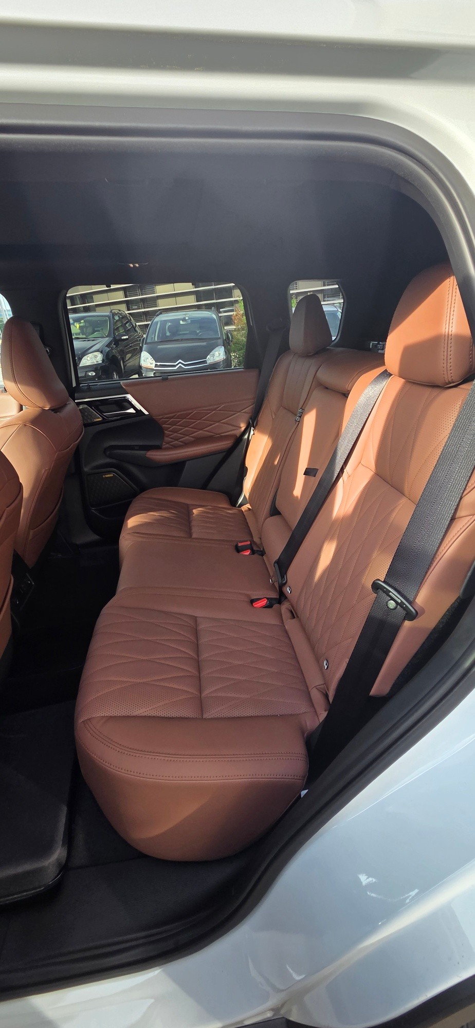 MITSUBISHI Outlander 2.4 PHEV Instyle+ 4WD Automatic-image-4