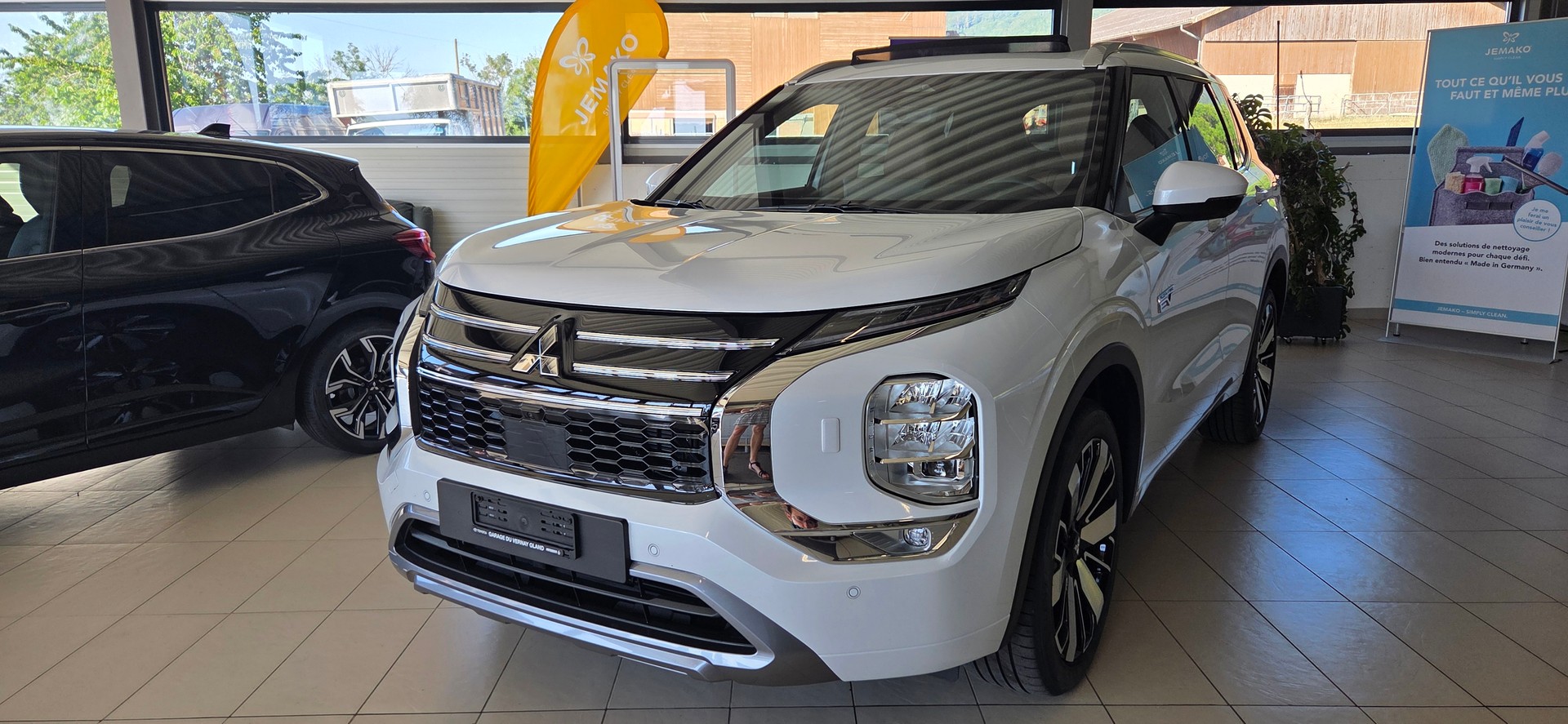 MITSUBISHI Outlander 2.4 PHEV Instyle+ 4WD Automatic-image-0