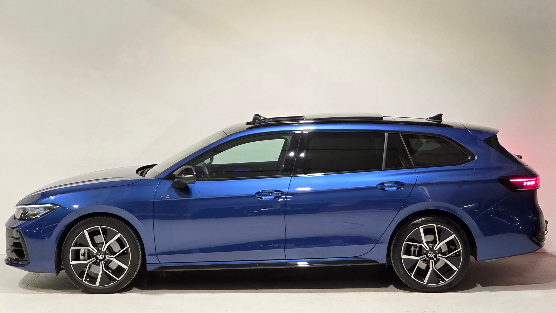 VW Passat Variant 2.0 TSI R-Line Signature Black Style 4 Motion DSG, Werksgarantie bis 10.2030-image-1