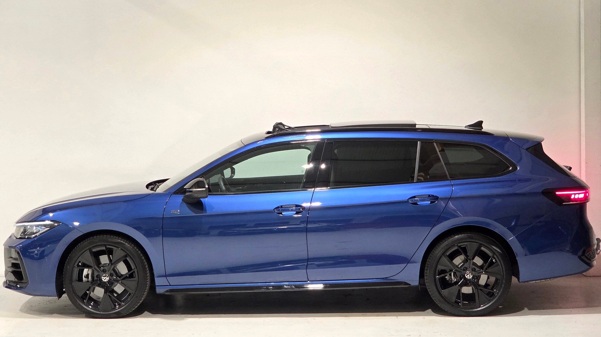 VW Passat Variant 2.0 TSI R-Line Signature Black Style 4 Motion DSG, Werksgarantie bis 10.2030-showroom-element-1