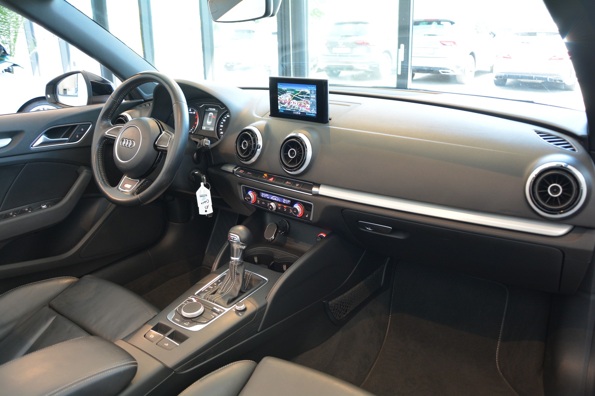 AUDI A3 Cabriolet 1.4 TFSI Attraction S-tronic S-Line-image-11