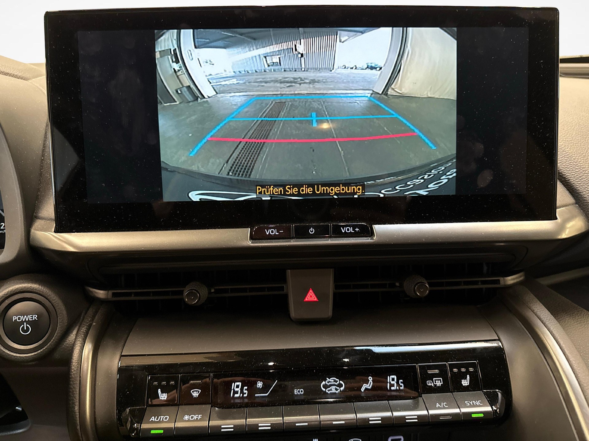 TOYOTA C-HR 2.0 PHEV Swiss Edition-image-12