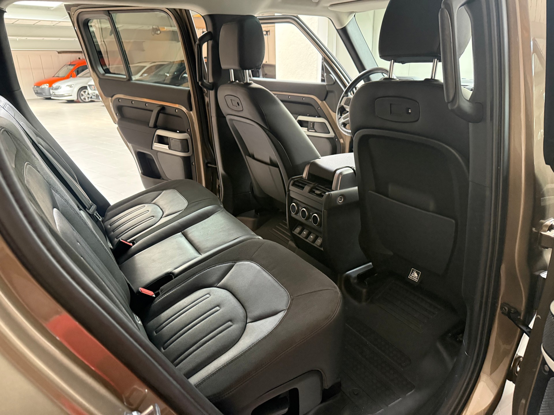 LAND ROVER Defender 110 D240 SD4 First Edition AT8-image-17