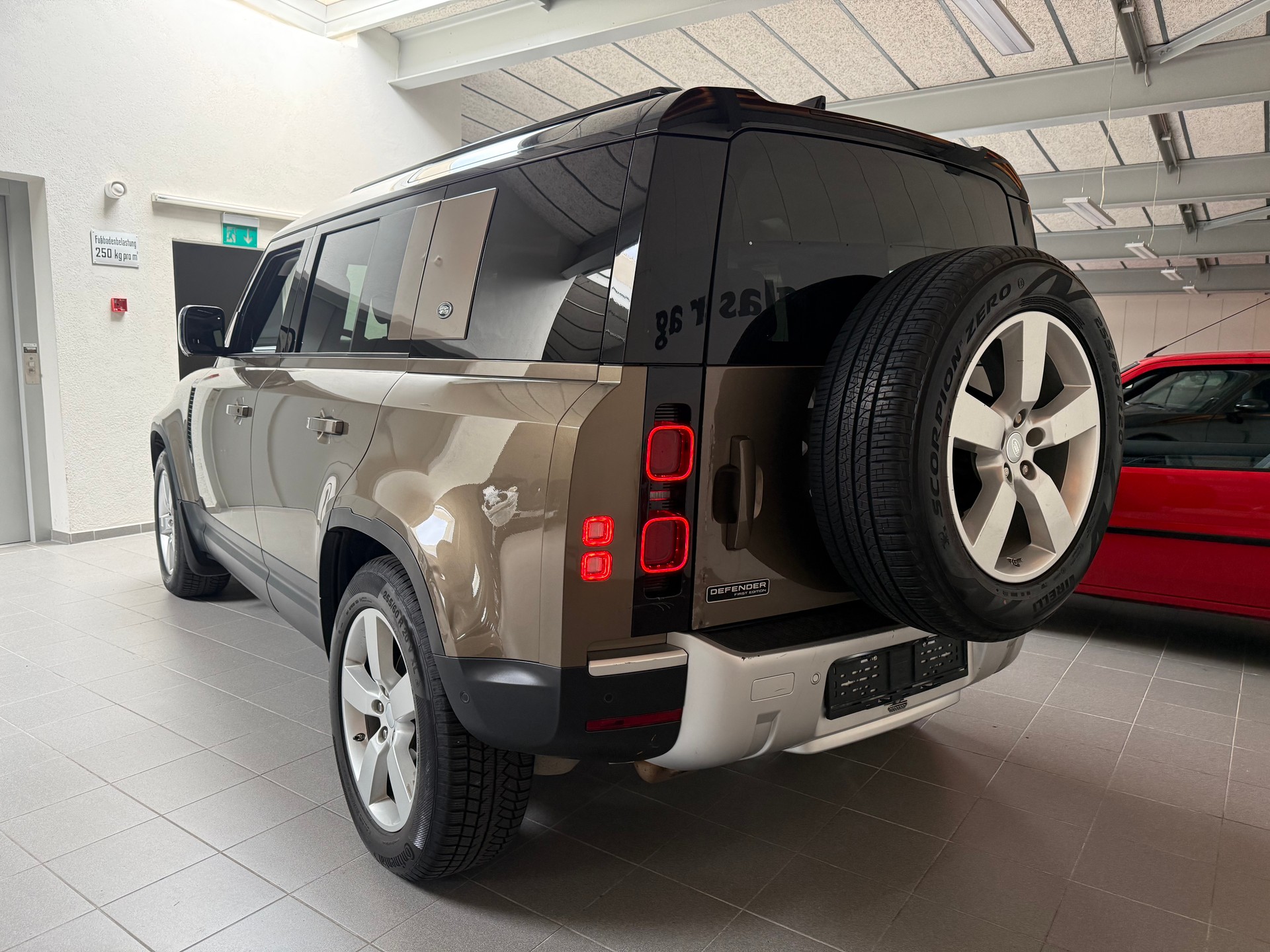 LAND ROVER Defender 110 D240 SD4 First Edition AT8-image-5