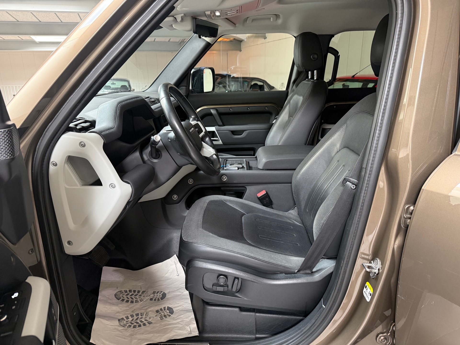 LAND ROVER Defender 110 D240 SD4 First Edition AT8-image-10