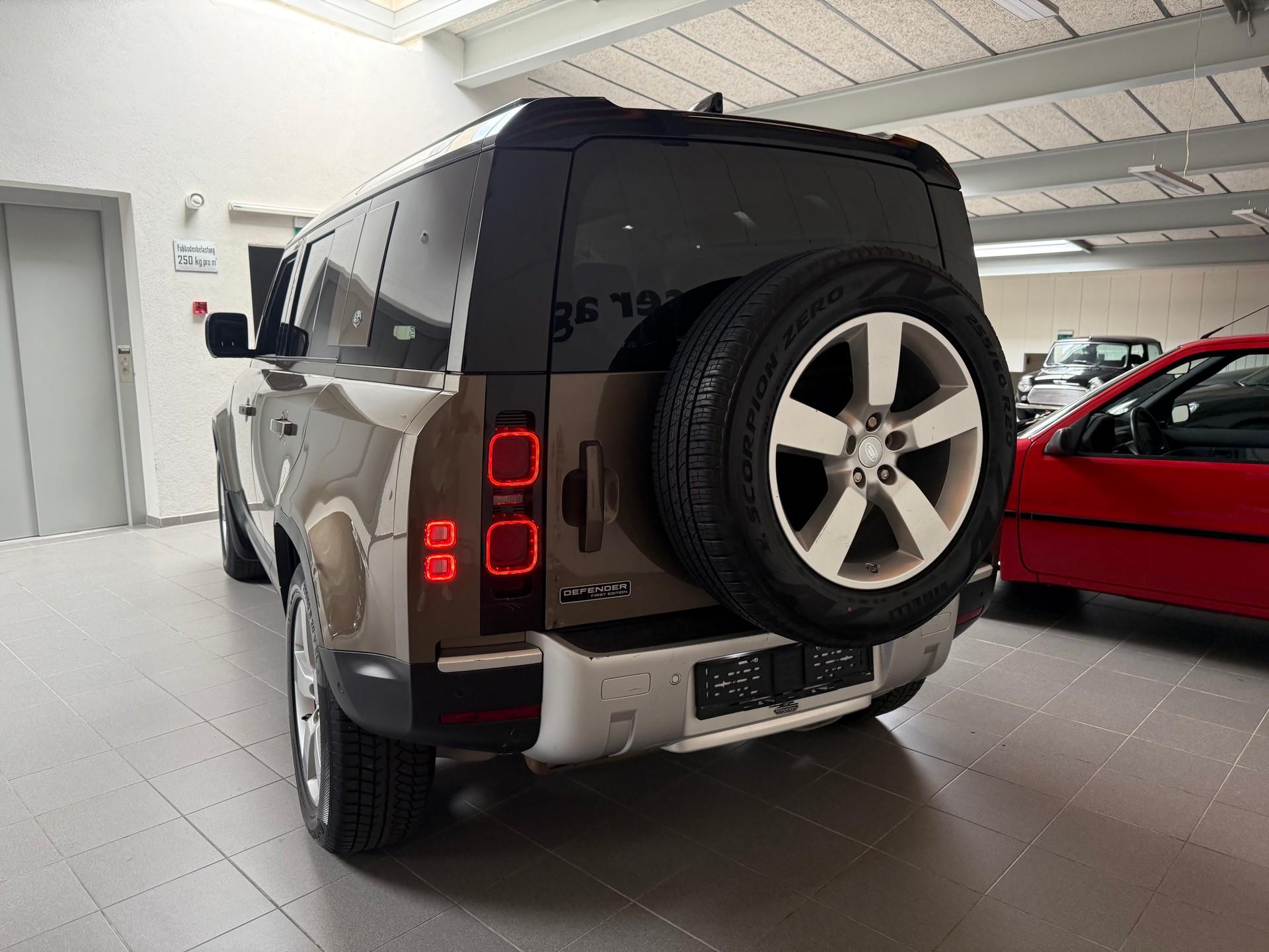 LAND ROVER Defender 110 D240 SD4 First Edition AT8-image-6