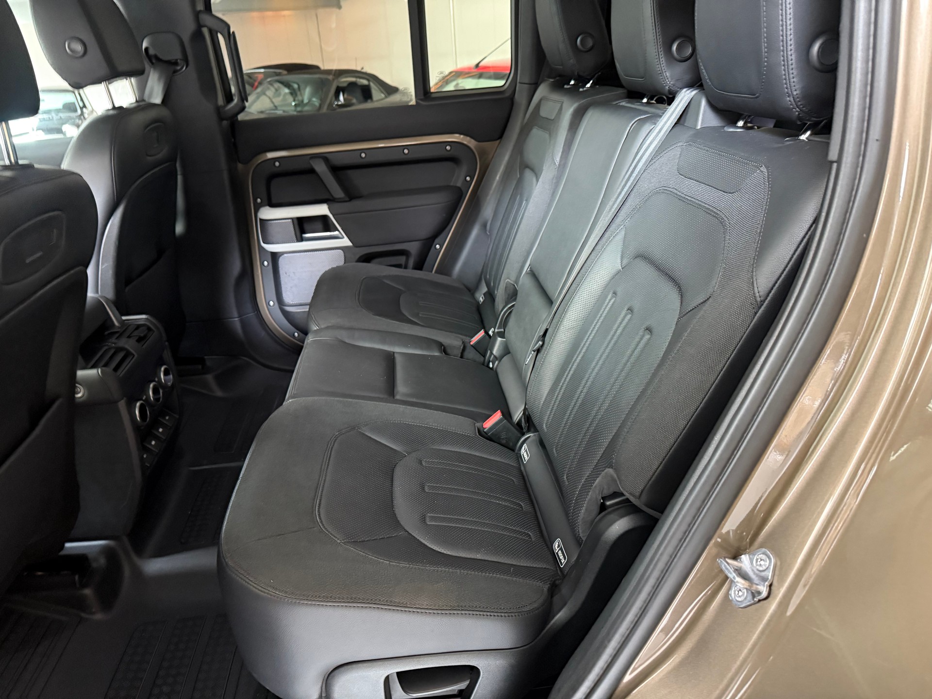 LAND ROVER Defender 110 D240 SD4 First Edition AT8-image-13