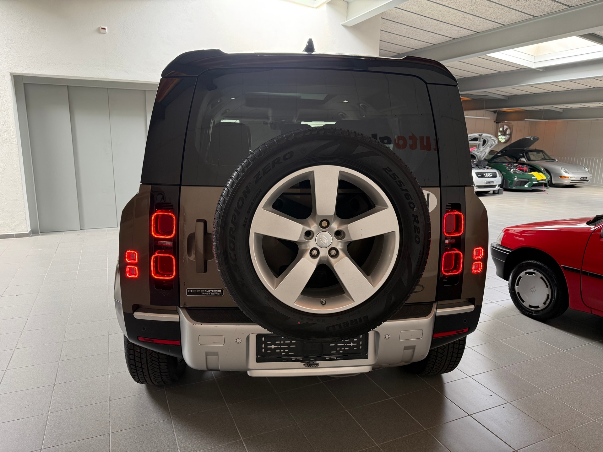 LAND ROVER Defender 110 D240 SD4 First Edition AT8-image-7