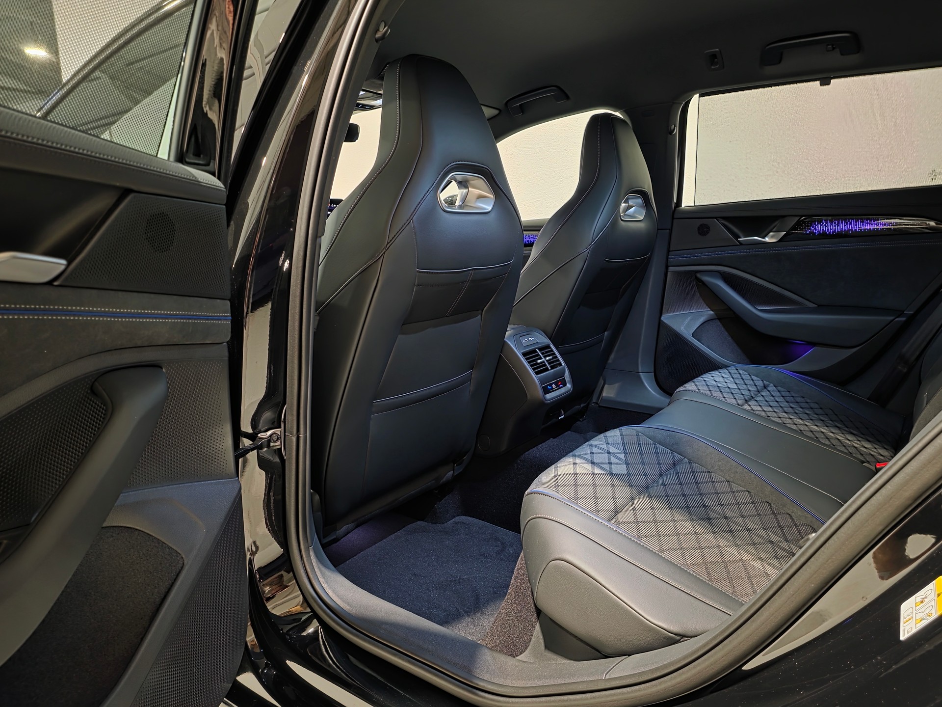 VW Passat Variant 2.0 TSI evo4 R-Line 4 Motion DSG-image-16