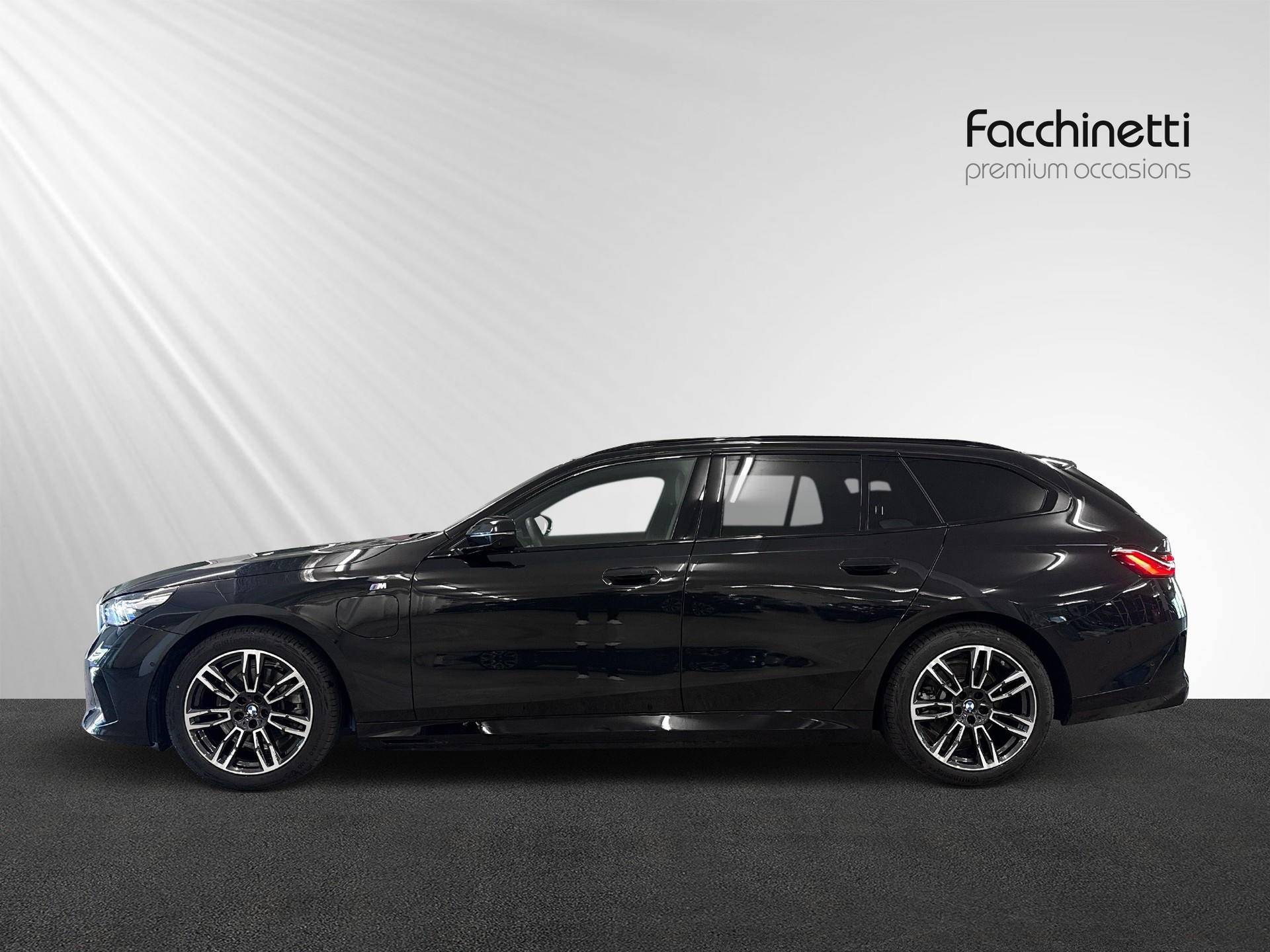BMW 530e xDrive Touring M Sport Steptronic-showroom-element-1