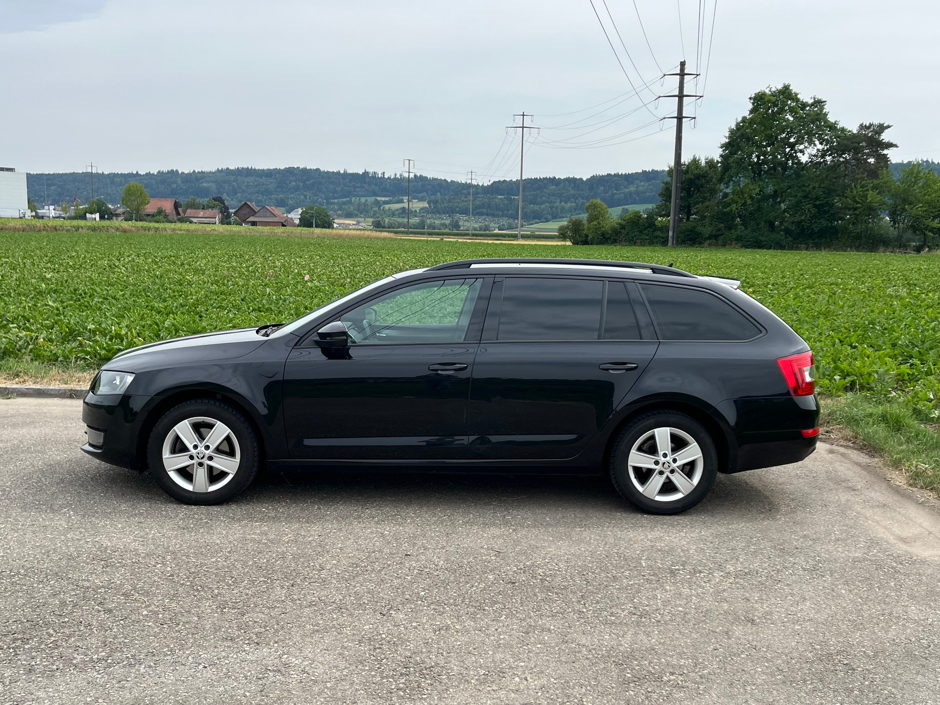 SKODA Octavia 2.0 TDI Swiss Edition-image-9