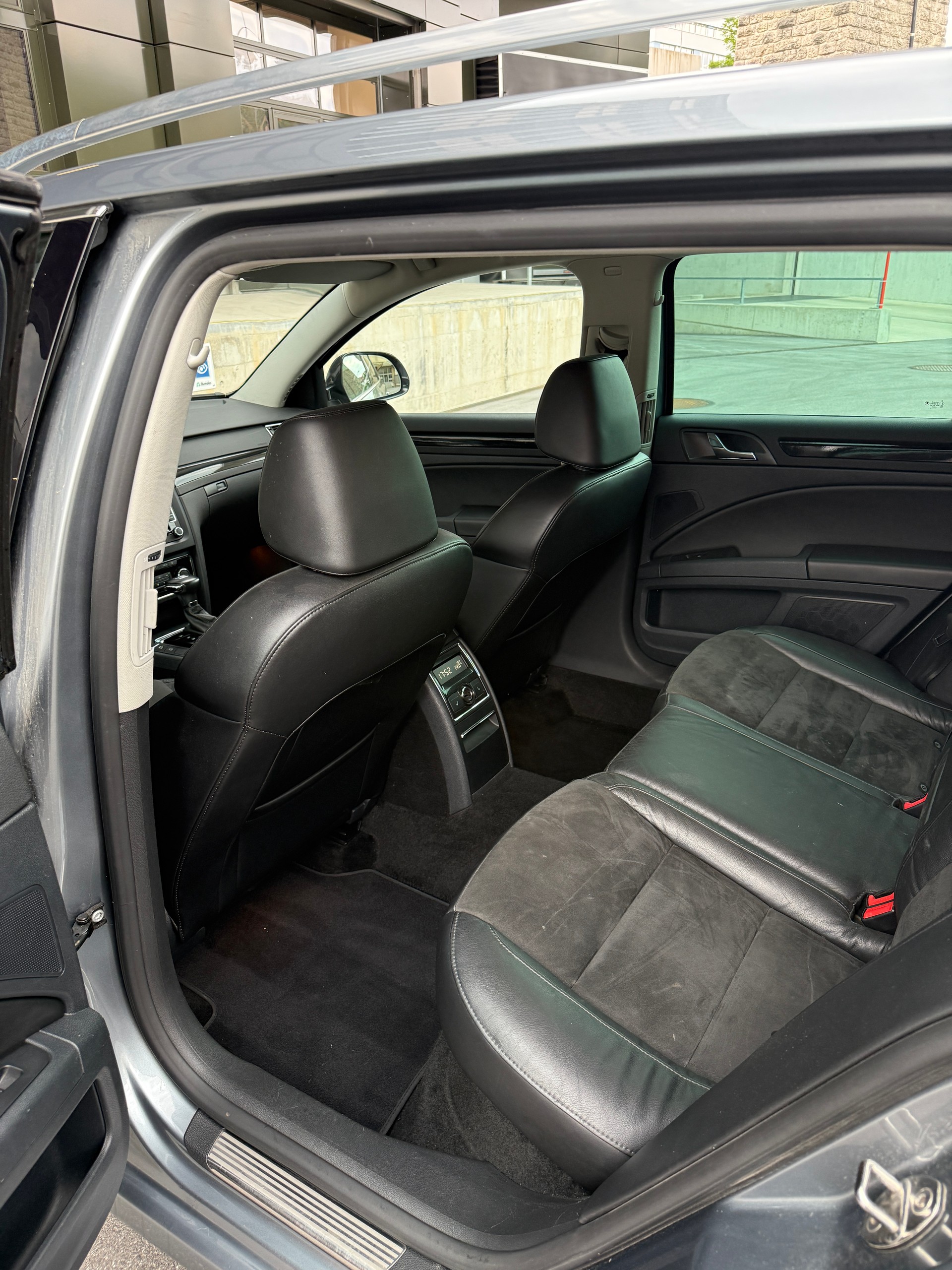 SKODA Superb Combi 2.0 TDi Elegance 4x4 DSG-image-11