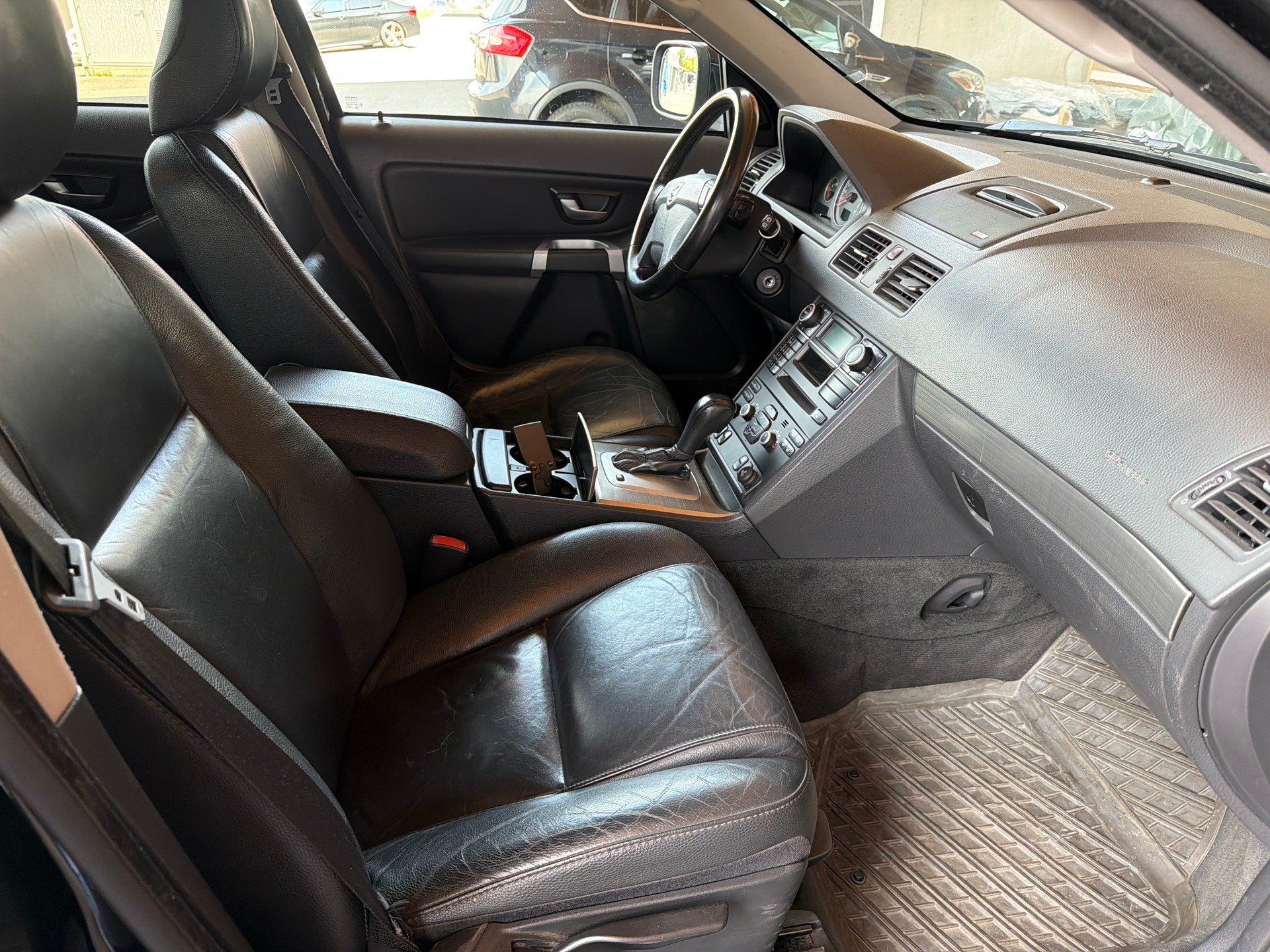 VOLVO XC90 D5 AWD Momentum-image-10