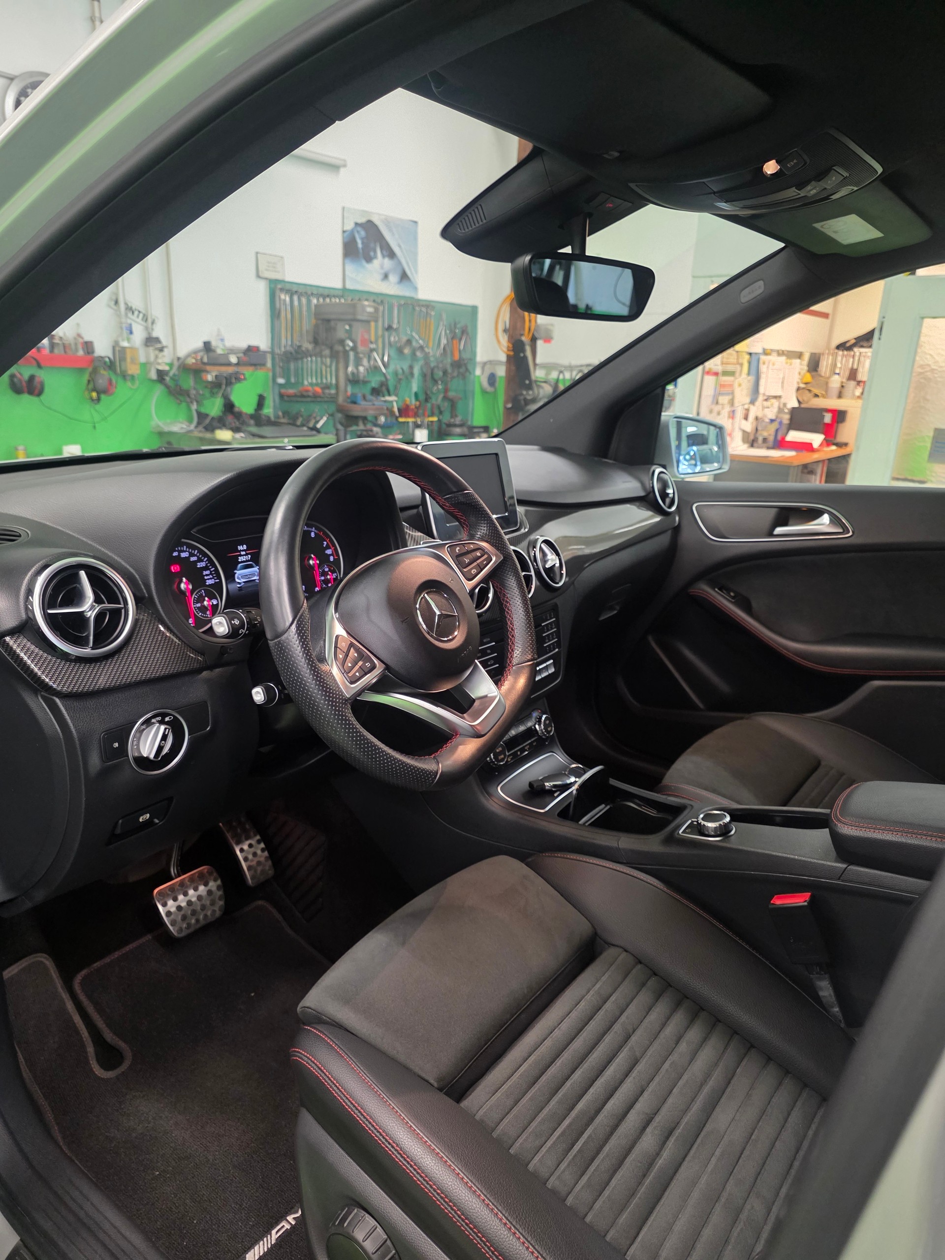 MERCEDES-BENZ B 250 AMG Line 4m-image-3