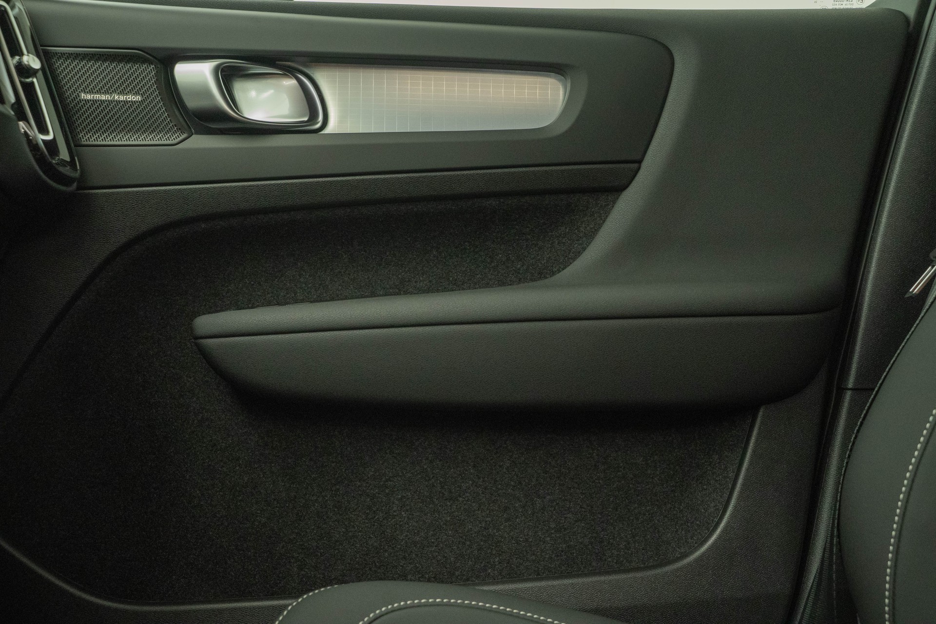 VOLVO XC40 2.0 B4 MH Plus Dark-image-12