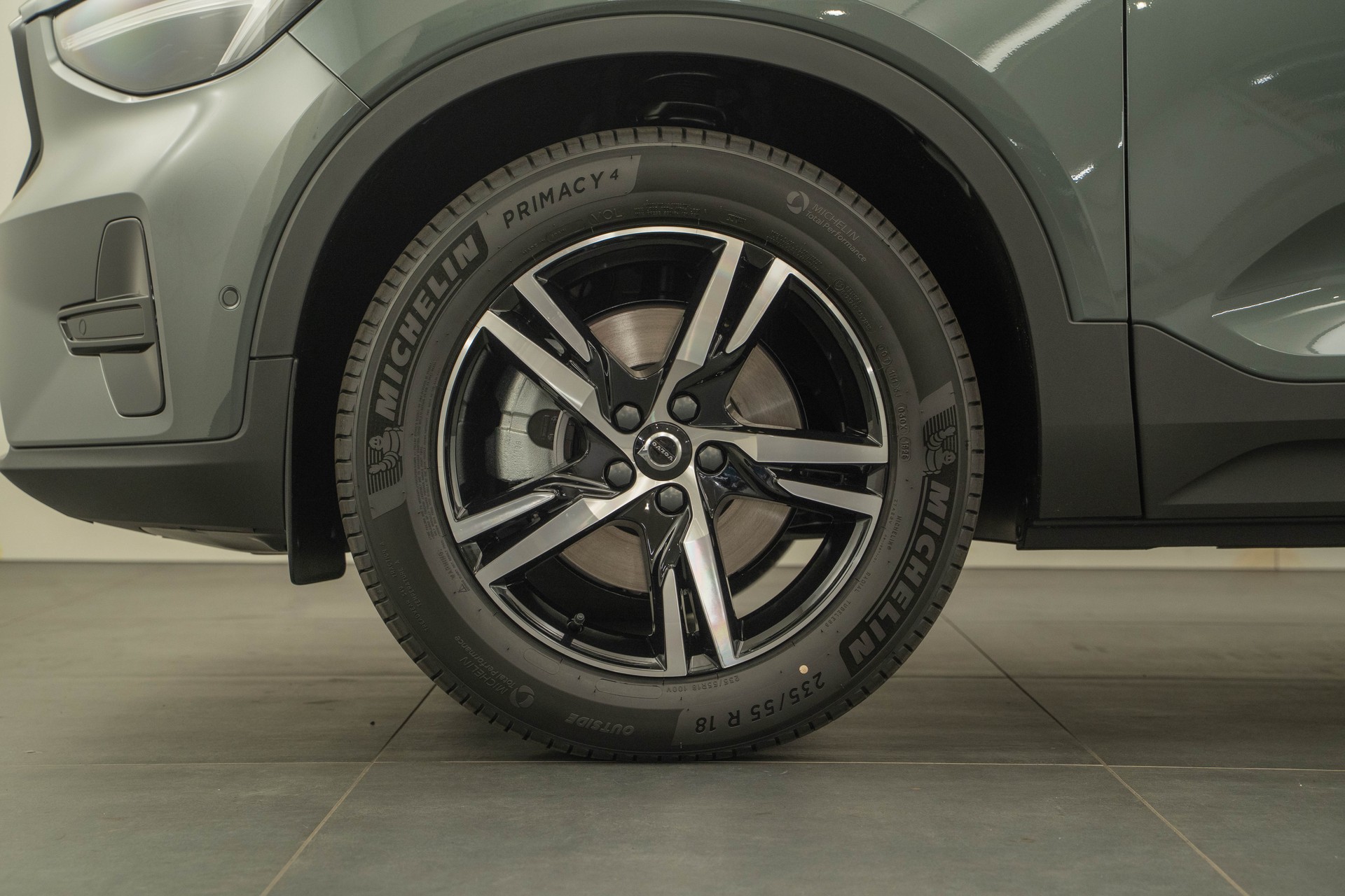 VOLVO XC40 2.0 B4 MH Plus Dark-image-14