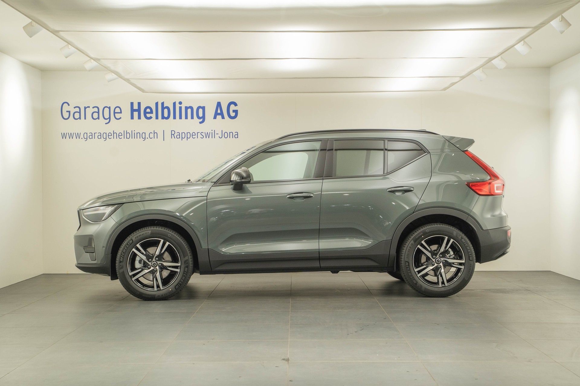 VOLVO XC40 2.0 B4 MH Plus Dark-image-2