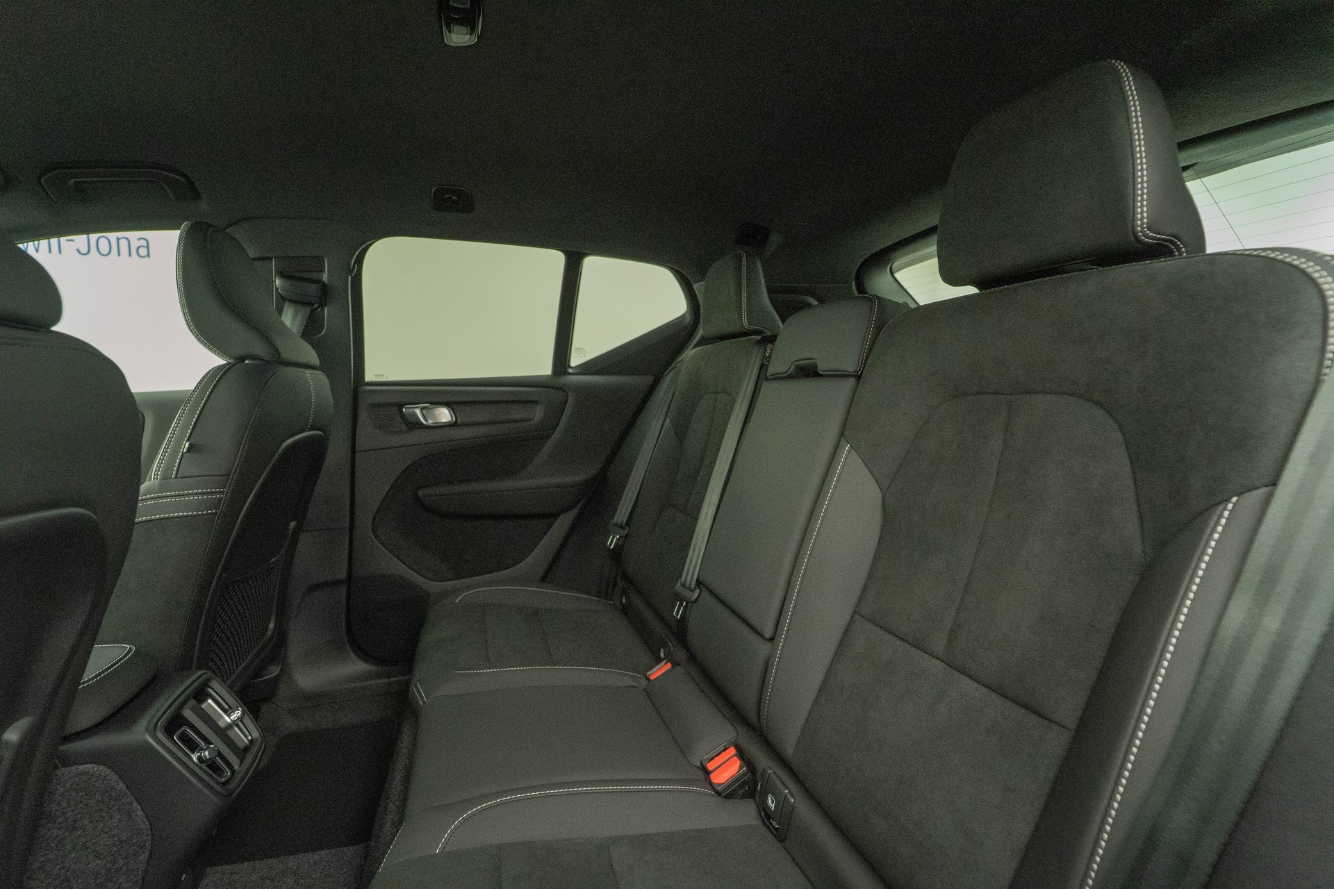 VOLVO XC40 2.0 B4 MH Plus Dark-image-8