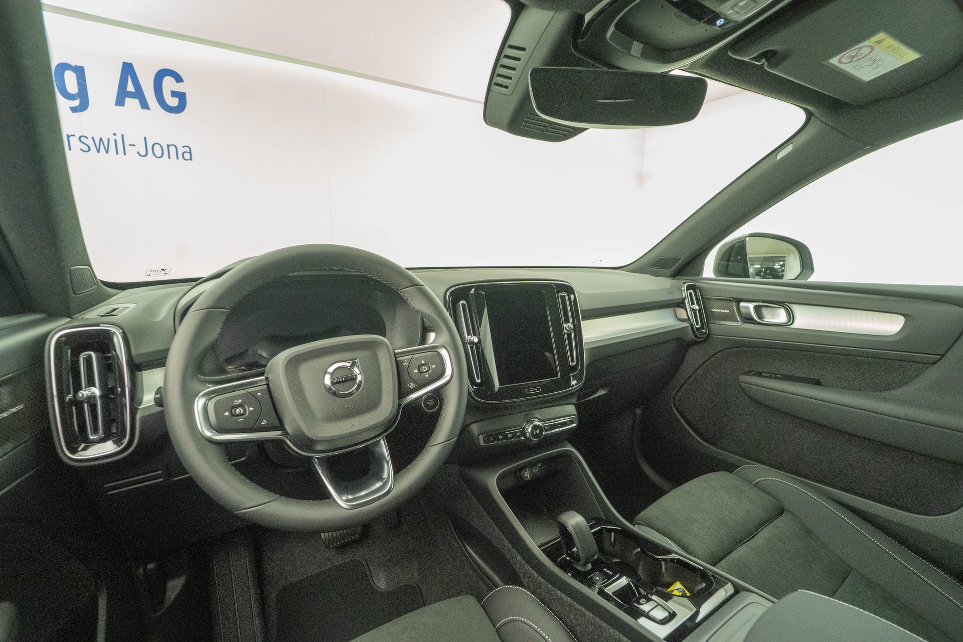 VOLVO XC40 2.0 B4 MH Plus Dark-image-6