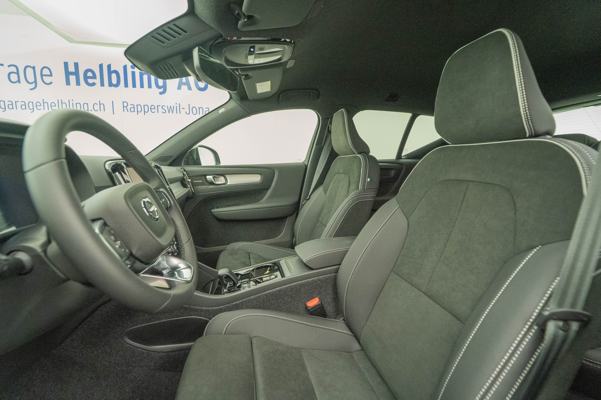 VOLVO XC40 2.0 B4 MH Plus Dark-image-7