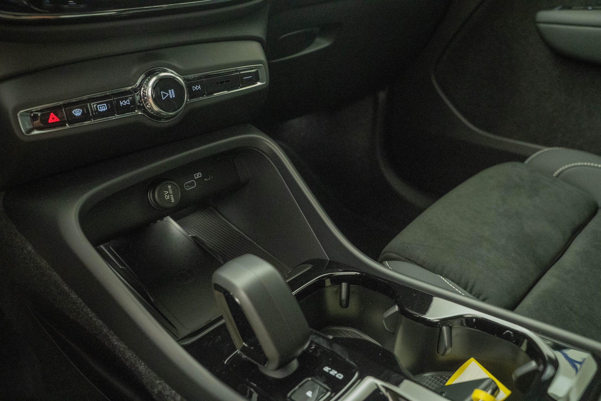 VOLVO XC40 2.0 B4 MH Plus Dark-image-10