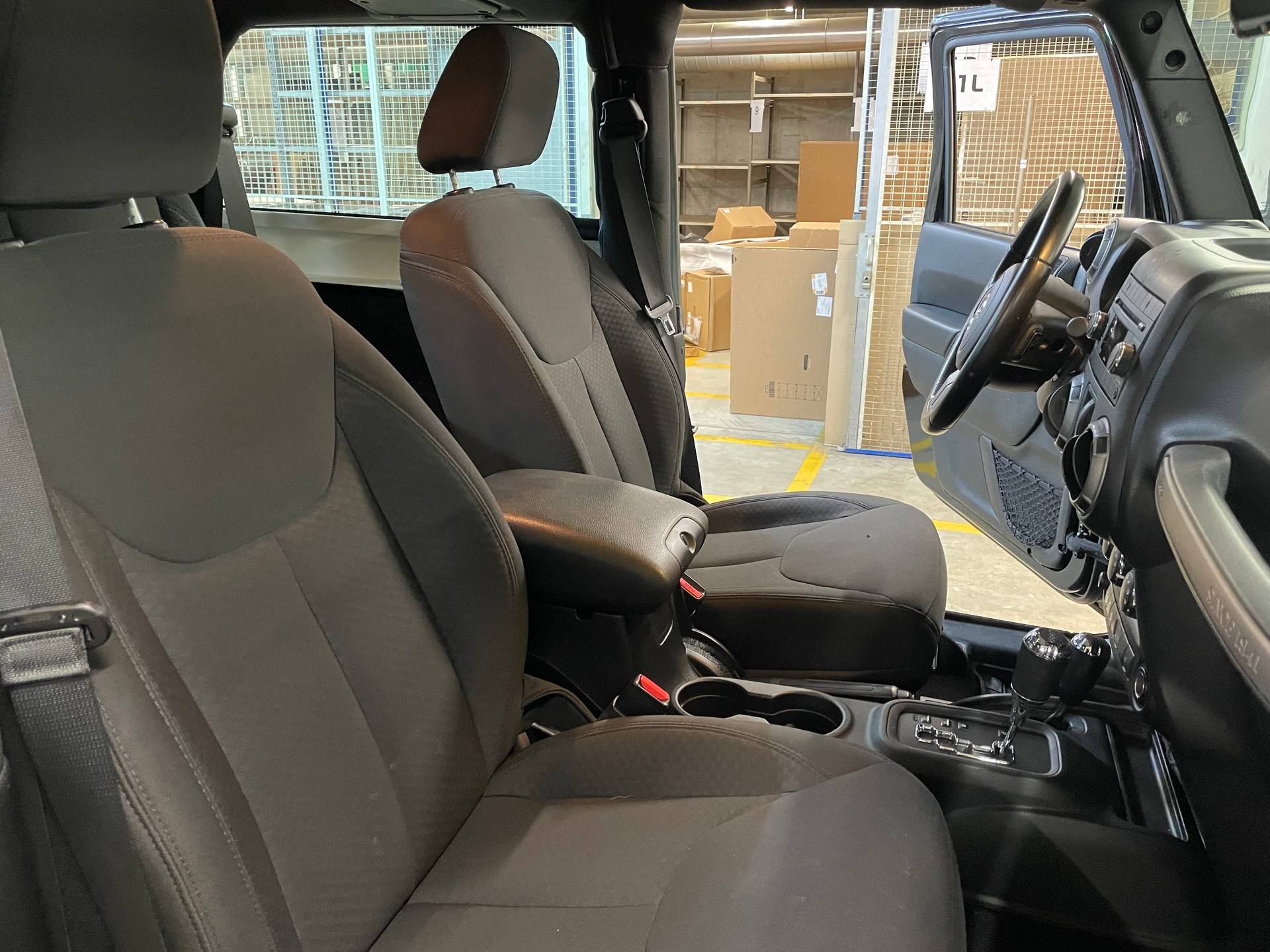 JEEP Wrangler 2.8 CRD Sport-image-13